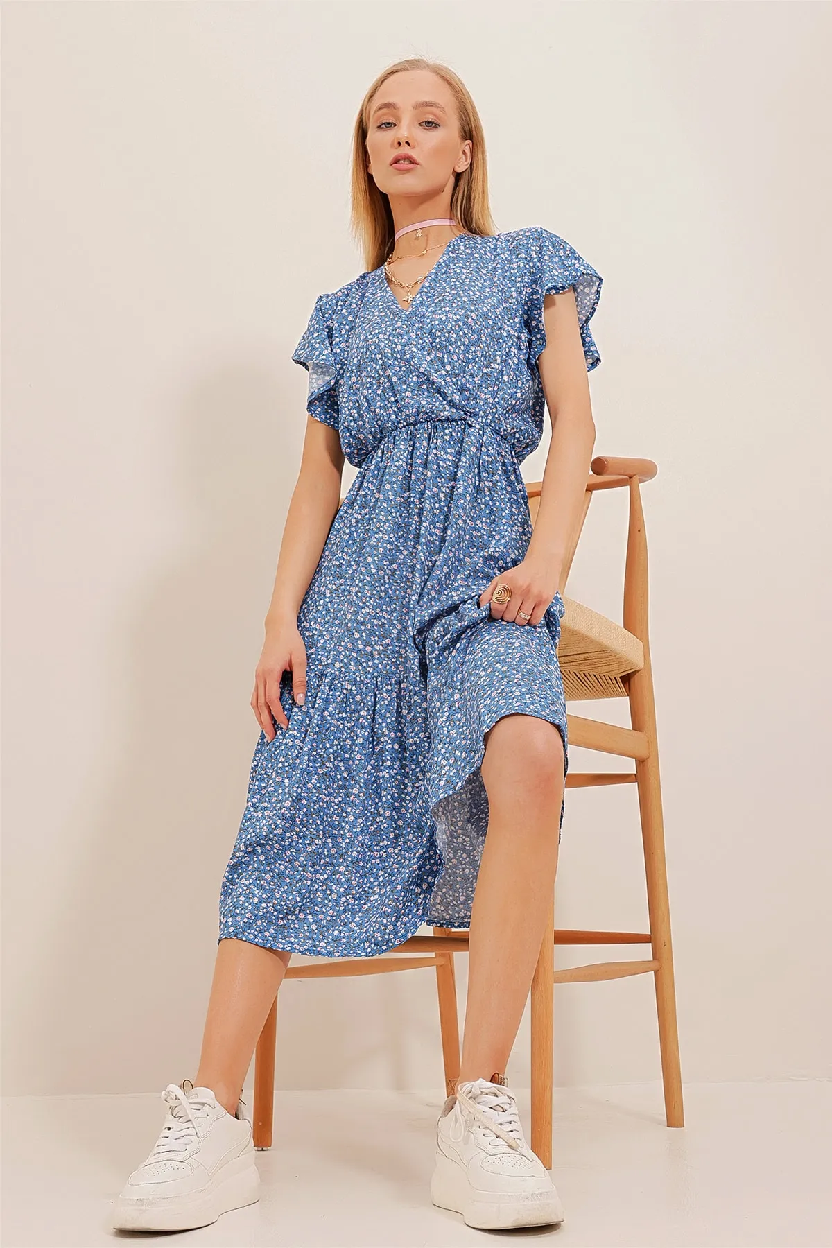Trend Alaçatı Stili  Himmelblaues, zweireihiges, gewebtes Kleid aus Viskose mit Volantrock und Kragen für Damen ALC-X4373