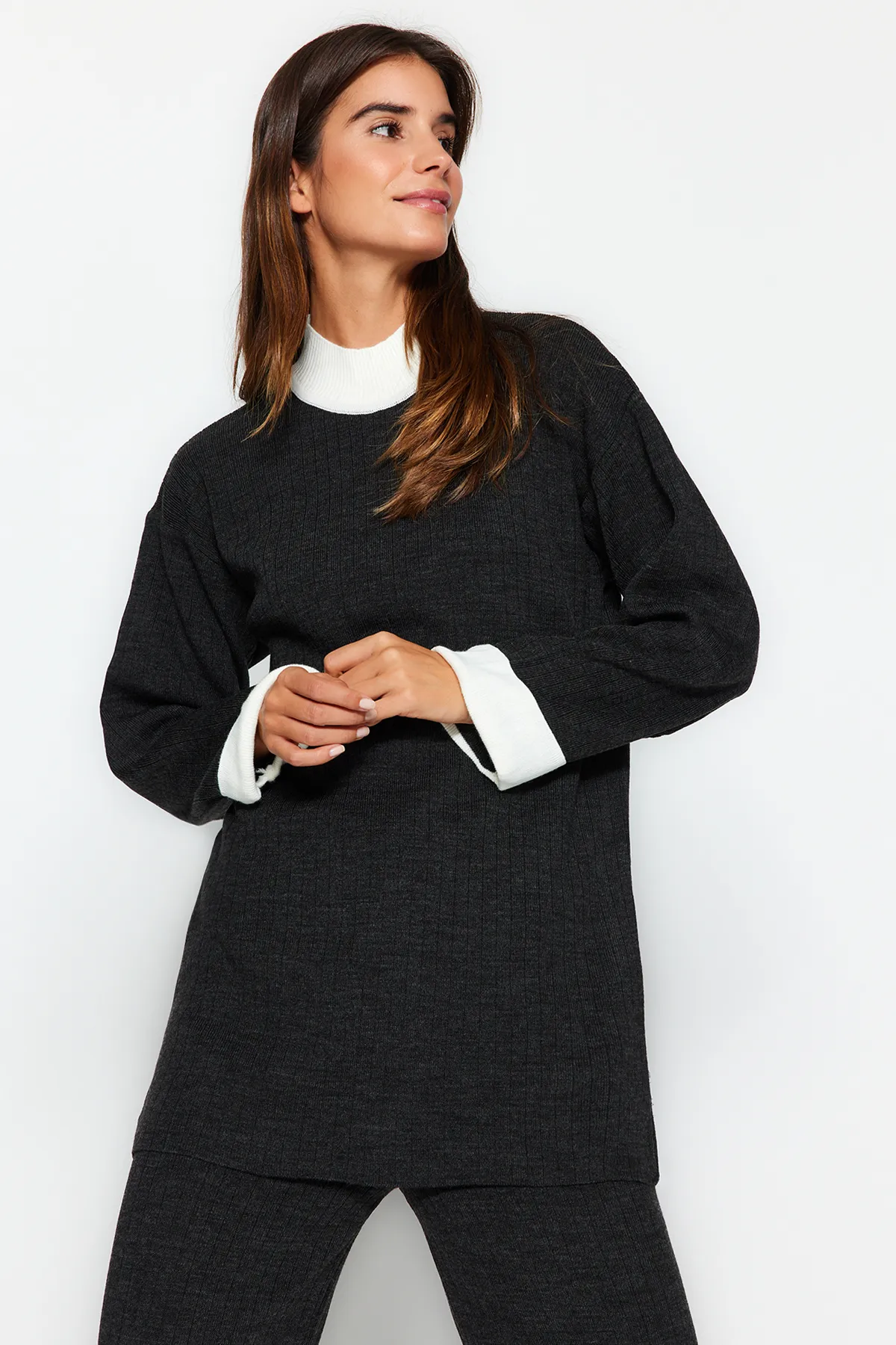 Trendyol Modest  Anthrazitfarbenes Strickset mit Stehkragen und Farbblock-Muster, gerippter Pullover und Hose TCTAW22US0080