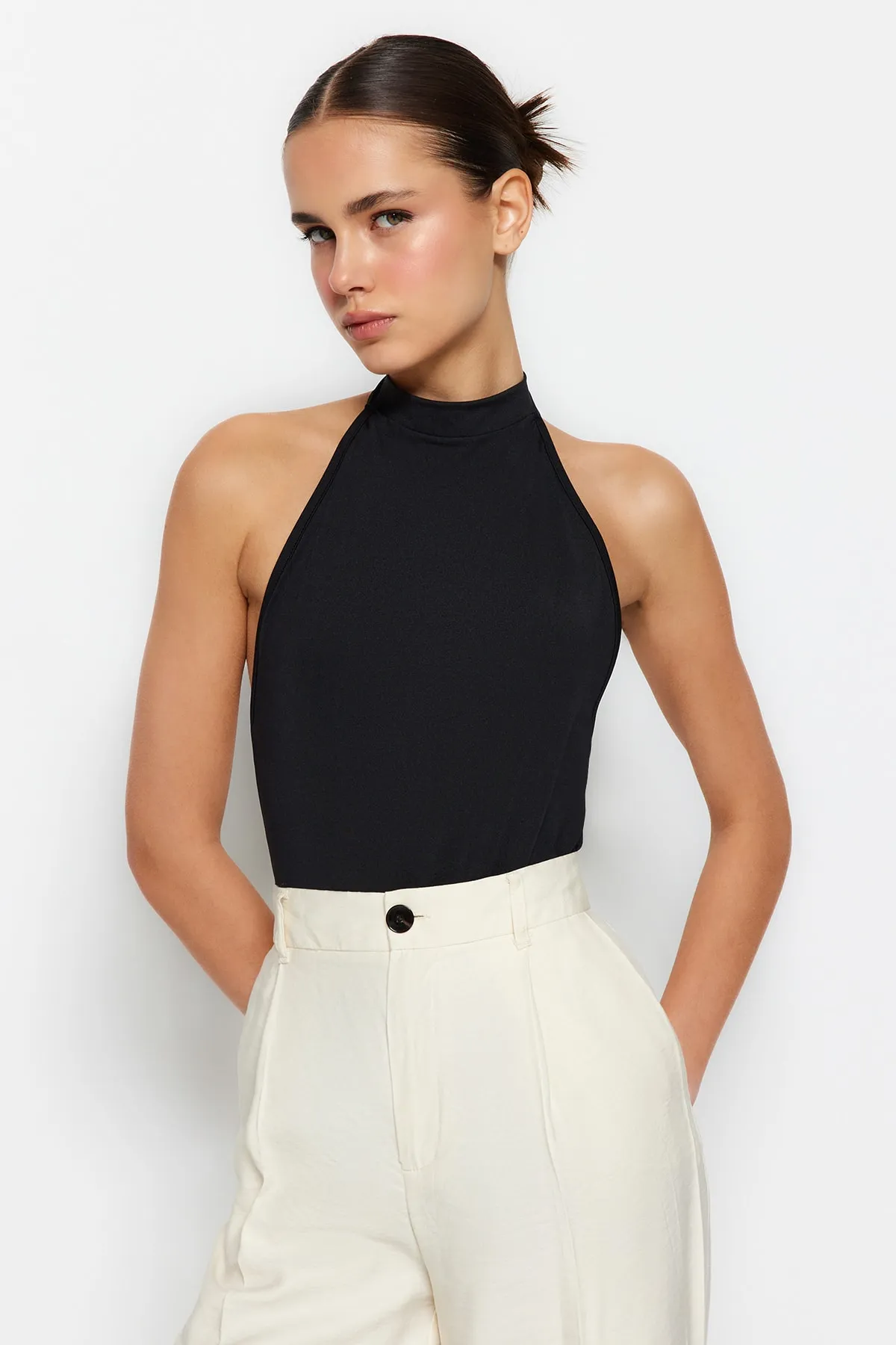Trendyol Collection  Schwarzer, tief ausgeschnittener Strickbody mit Stehkragen und Druckknöpfen TWOSS23BD00037