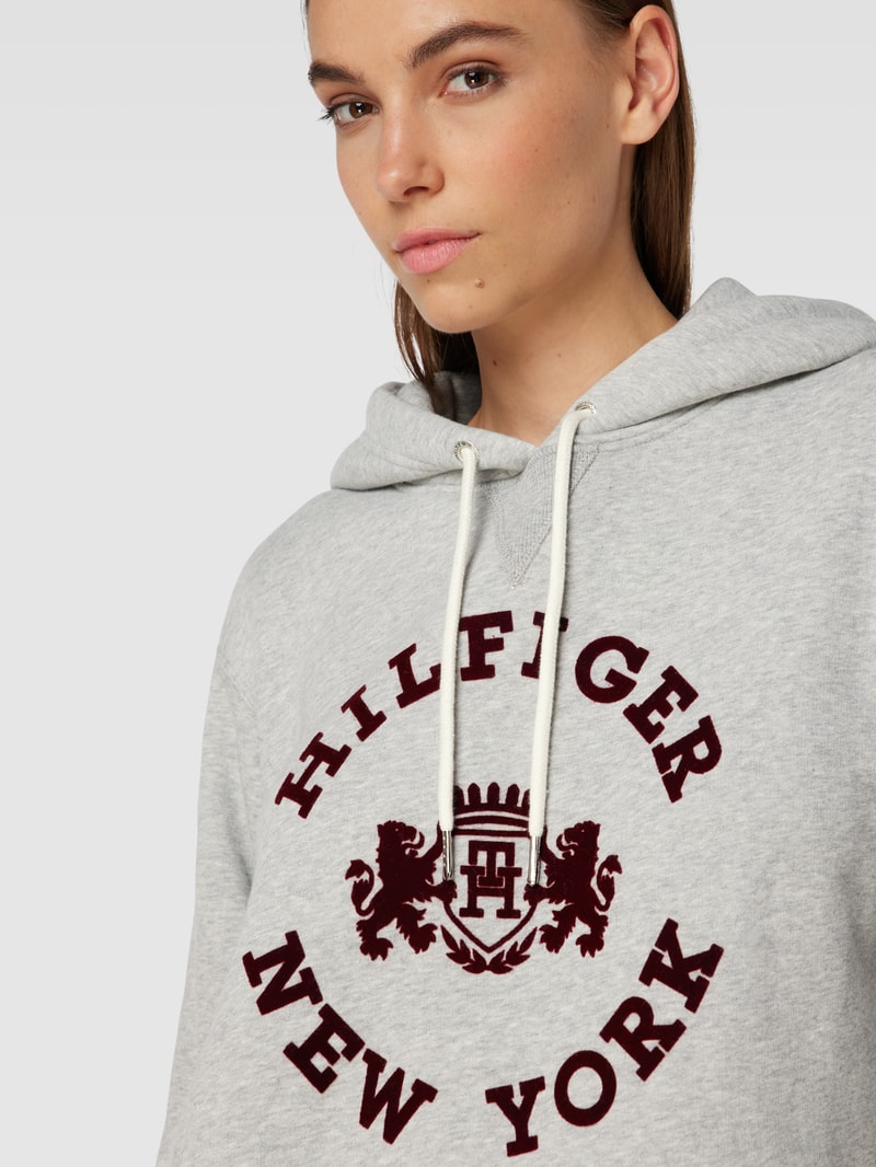Hoodie mit Label-Print Modell 'VARSITY' in mittelgrau