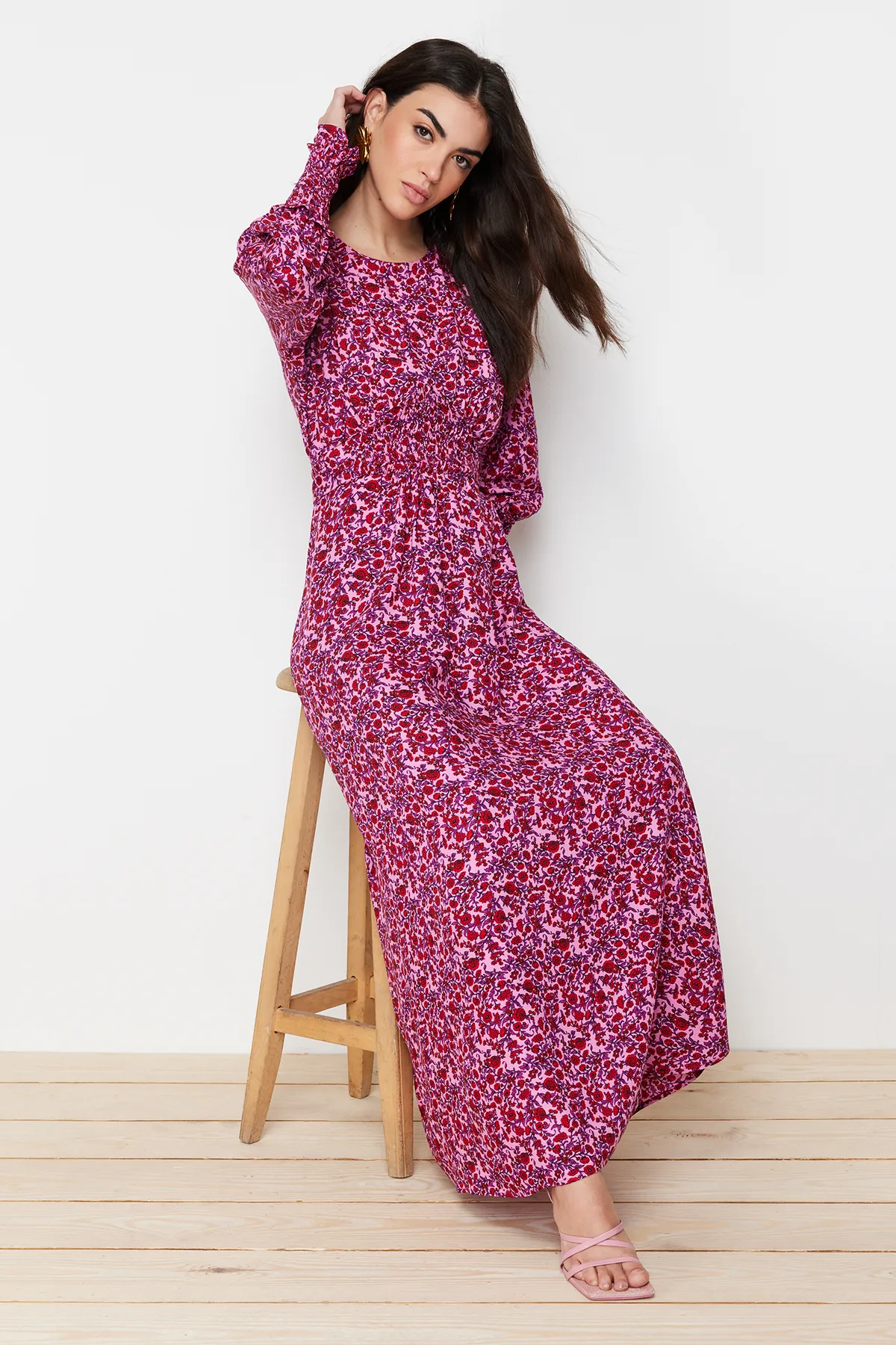 Trendyol Modest  Rosafarbenes Kleid aus gewebter Viskose mit Blumenmuster und Taillenöffnung TCTSS24EB00093