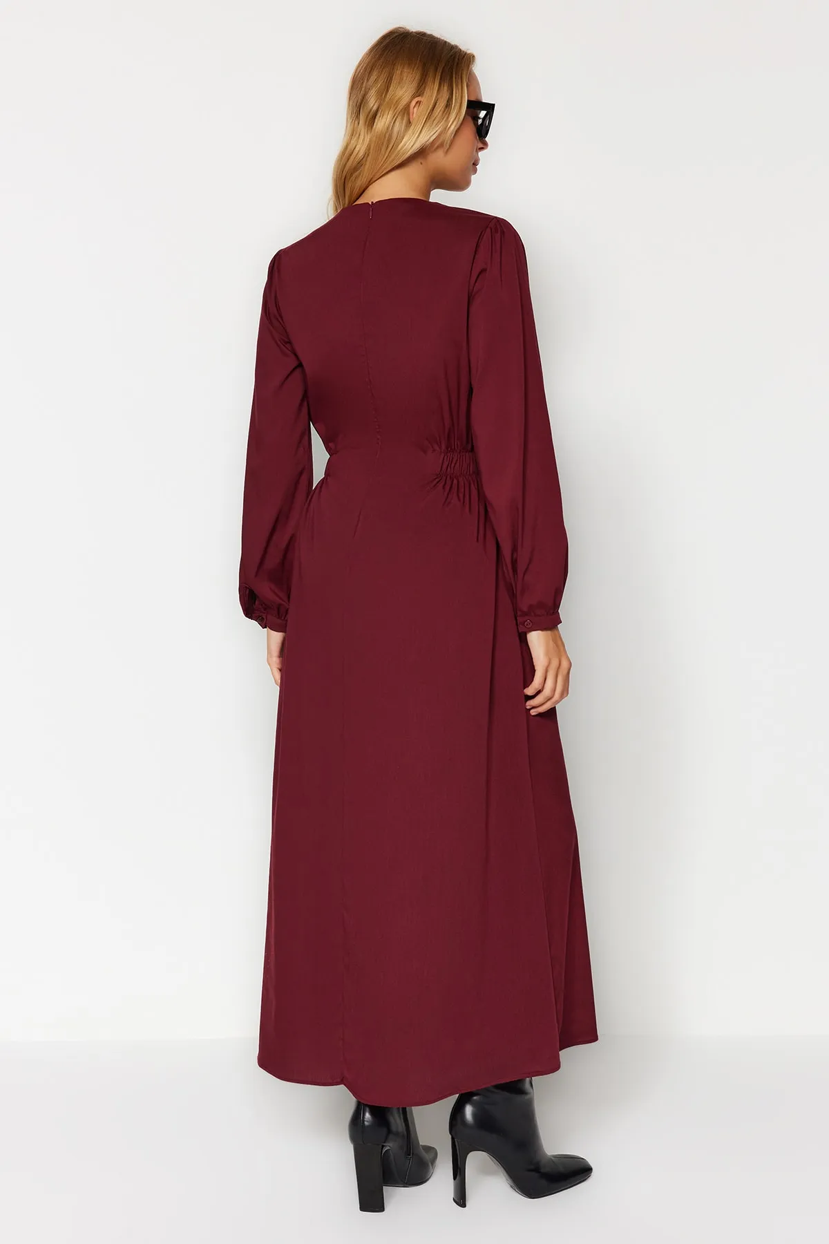 Trendyol Modest  Burgunderrotes gewebtes Kleid mit Taillendetail TCTAW24EB00093