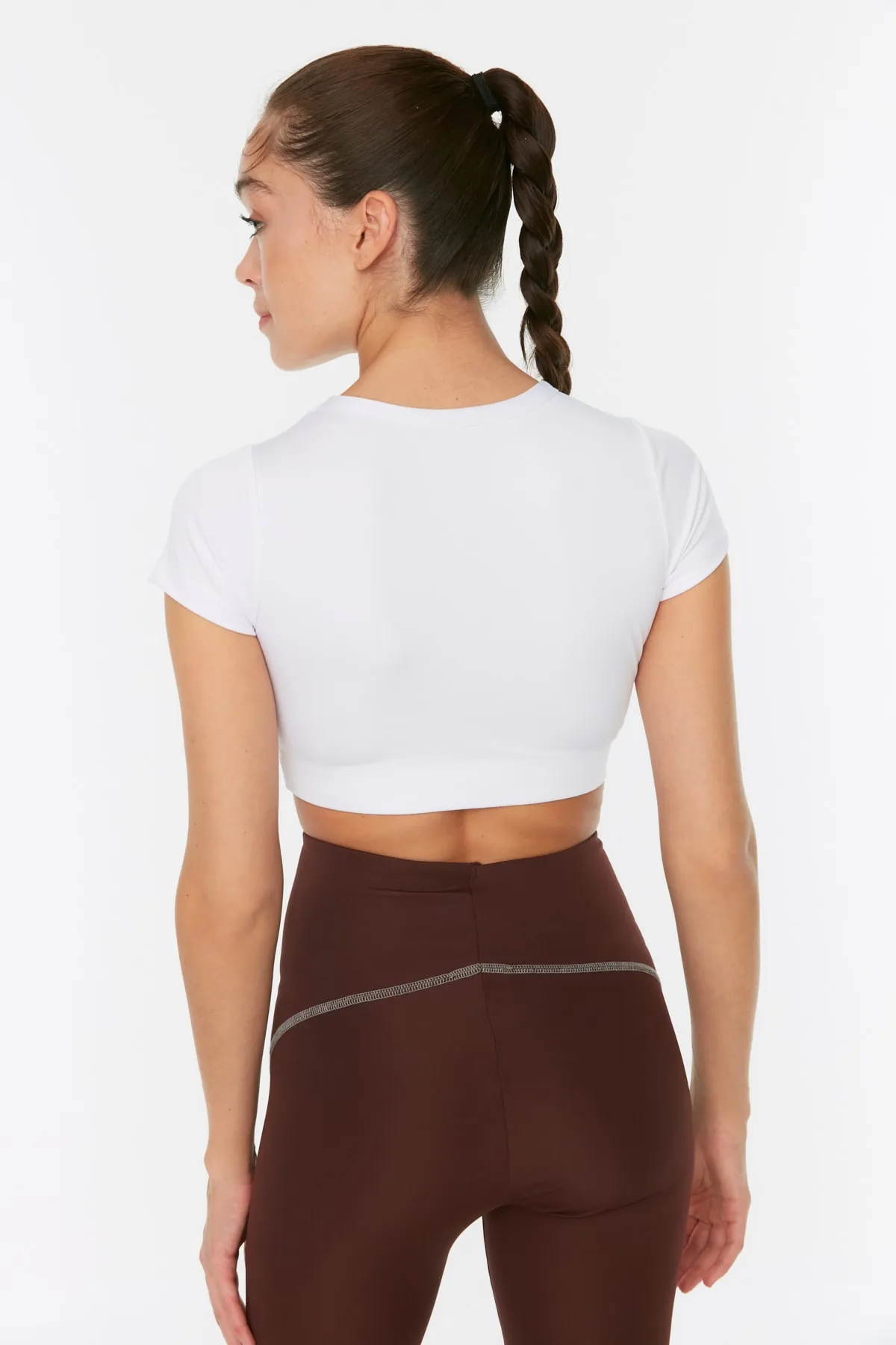 Trendyol Collection  Weißes Crop-Strick-Sportoberteil/Bluse mit leichtem Halt und weicher Textur und Rundhalsausschnitt TWOAW21BZ0158