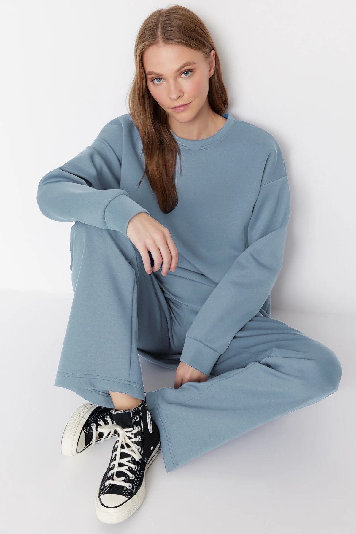 Trendyol Modest  Dunkelblaues Scuba-Strick-Trainingsanzug-Set mit Rundhalsausschnitt TCTAW23EN00004