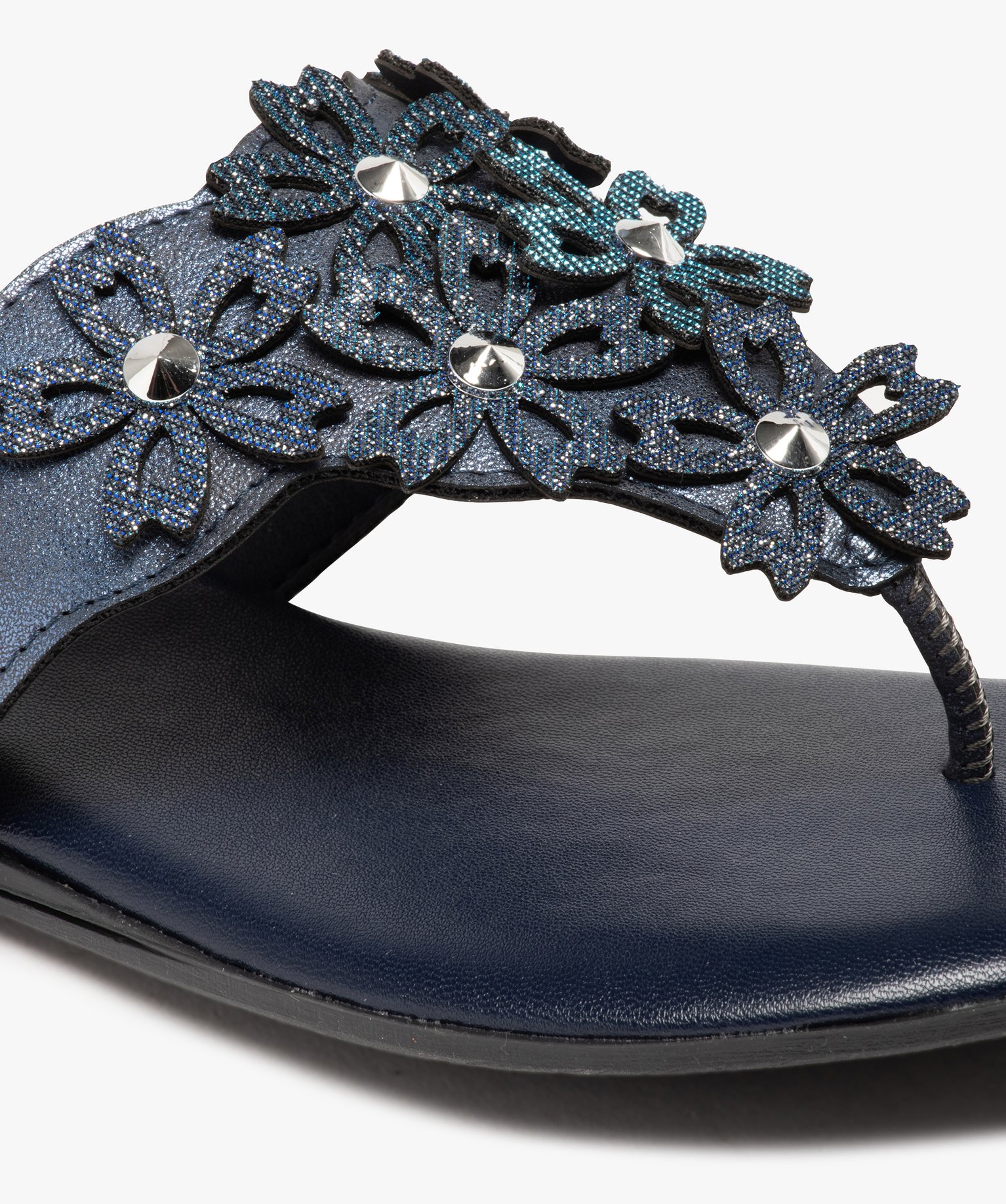 Tongs femme à large bride ornée de fleurs en relief marine | GEMO