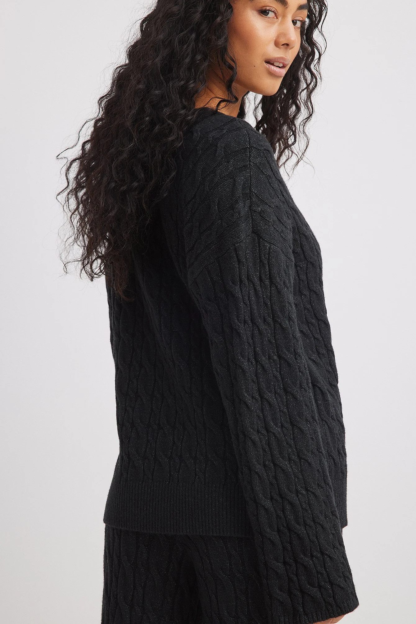 Strickpullover mit Zopfmuster und V-Ausschnitt