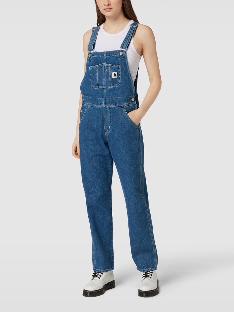 Latzhose mit Label-Patch in jeans