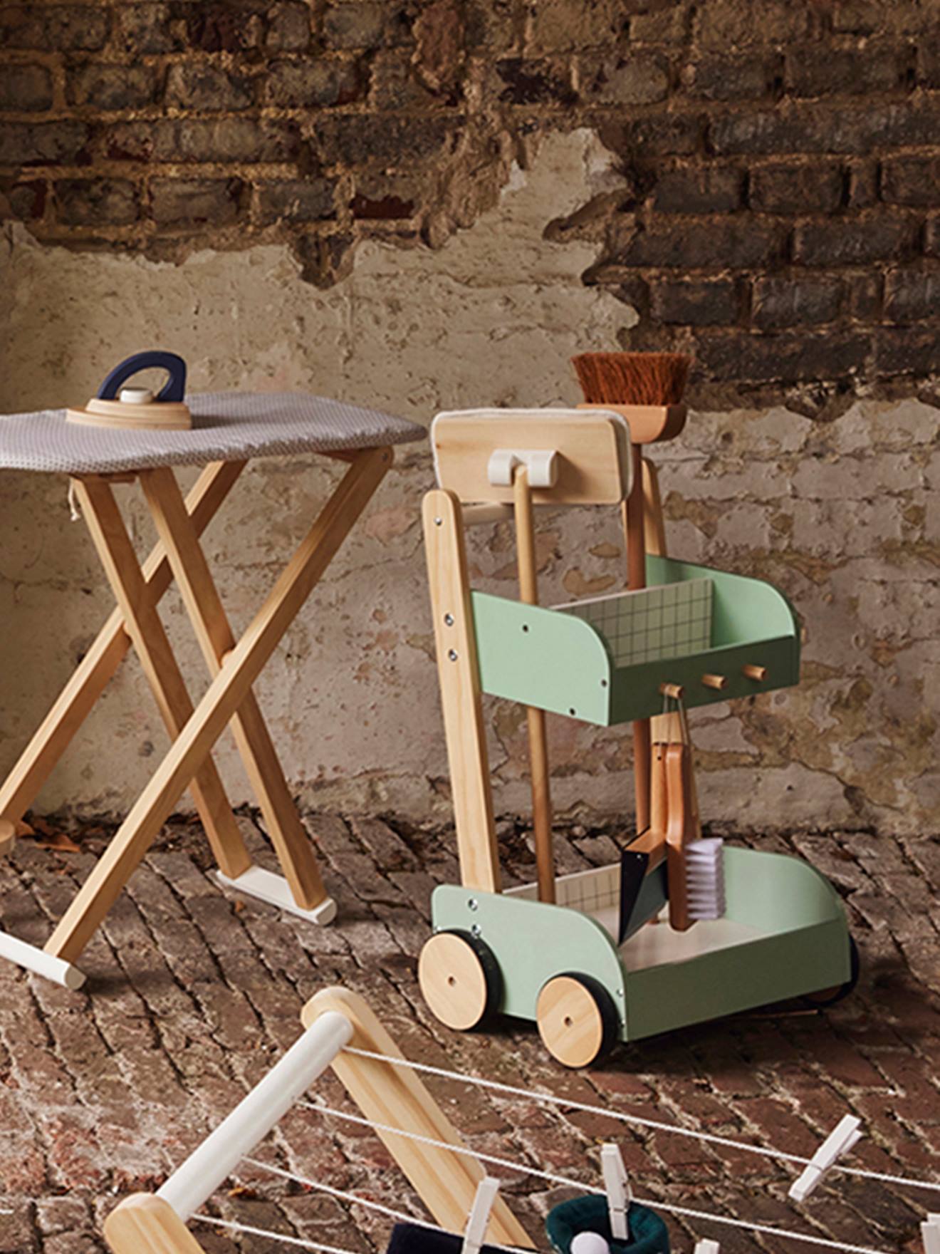Chariot de ménage en bois FSC® vert