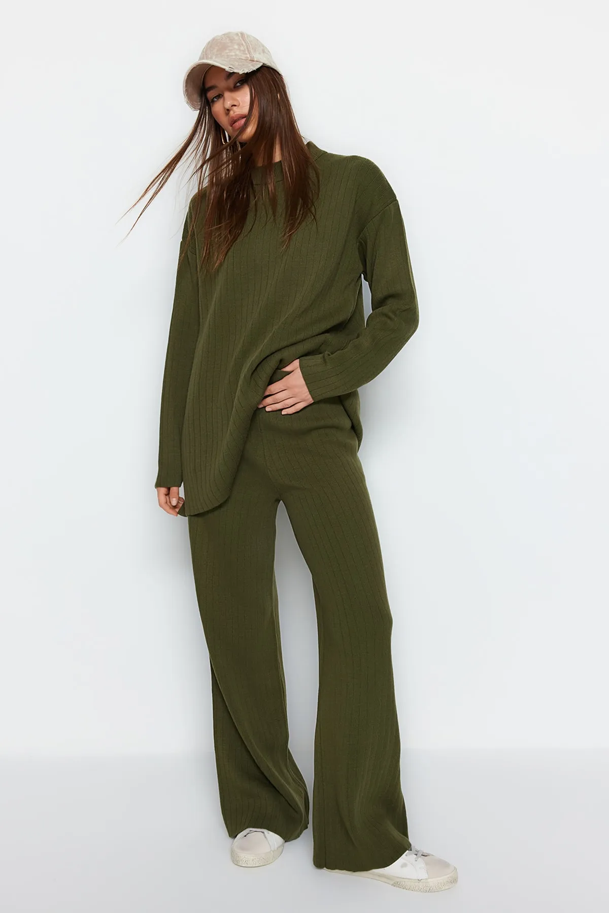 Trendyol Collection  Ölgrünes, weit geschnittenes Basic-Hose-Set aus Strickoberteil und -unterteil TWOAW23AU00255