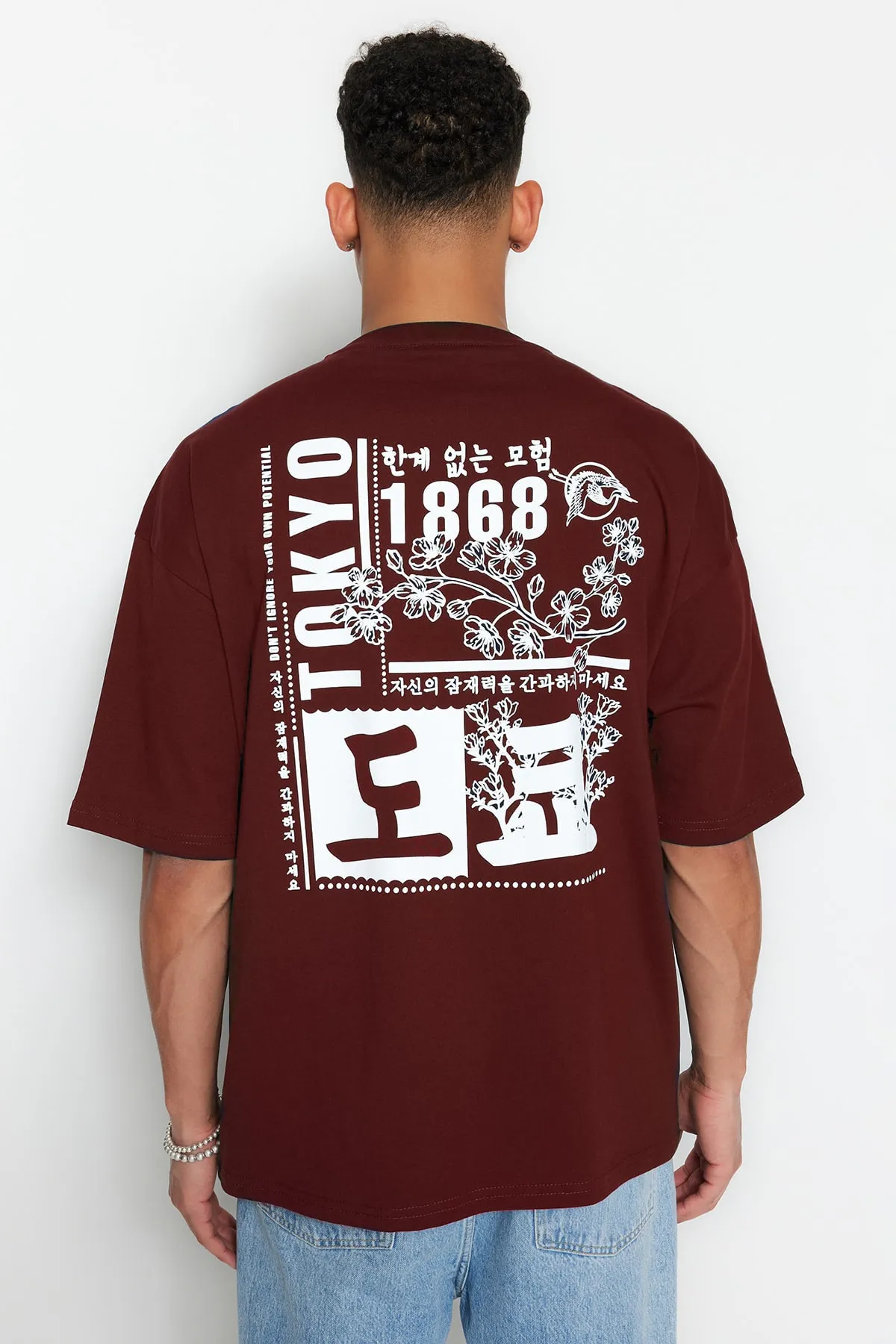 Trendyol Collection  Braunes Oversize-T-Shirt aus 100 % Baumwolle mit Fernost-Aufdruck TMNSS23TS00170