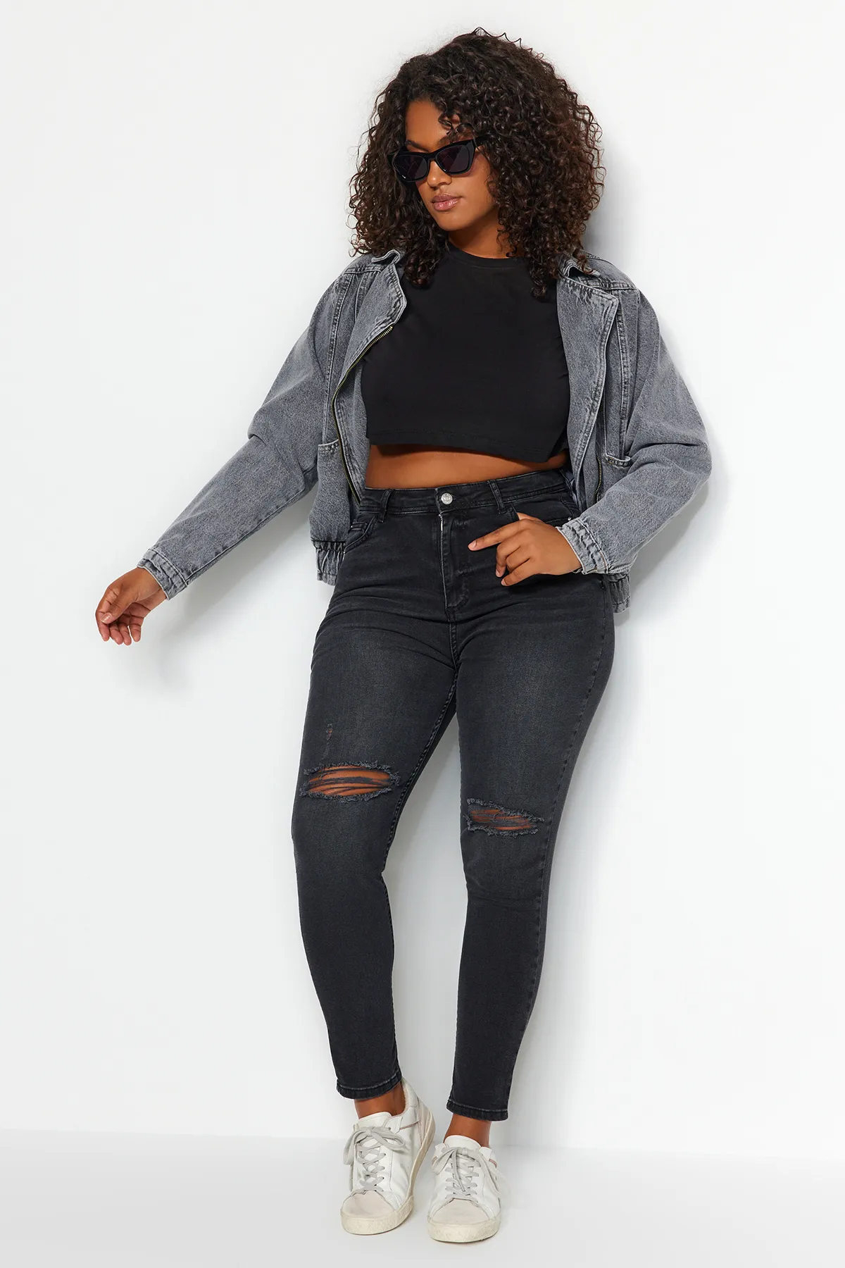 Trendyol Curve  Schwarze, dehnbare Skinny-Jeans mit hoher Taille und Destroy-Details TBBSS23CJ00014