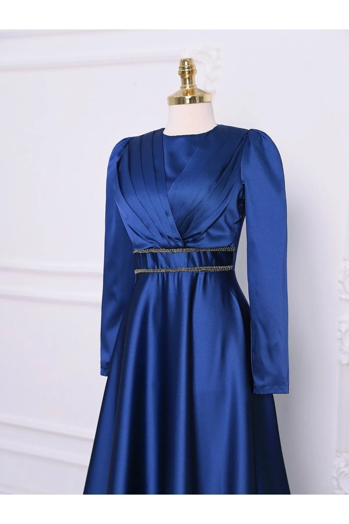 Modamorfo  Satin-Abendkleid mit perlenbesetzter Taille