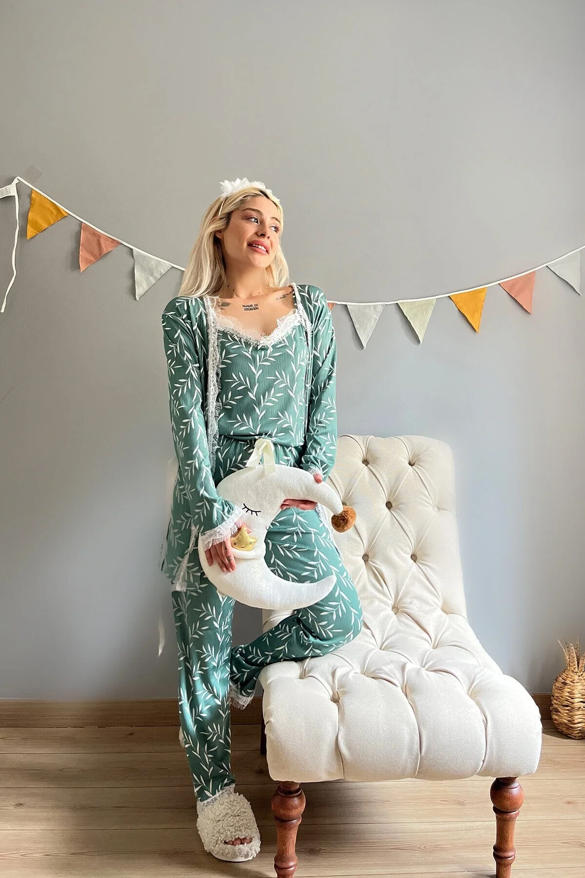 Pijamaevi  Pegasus-Pyjama-Set mit grünem Olivenzweig-gemustertem Morgenmantel