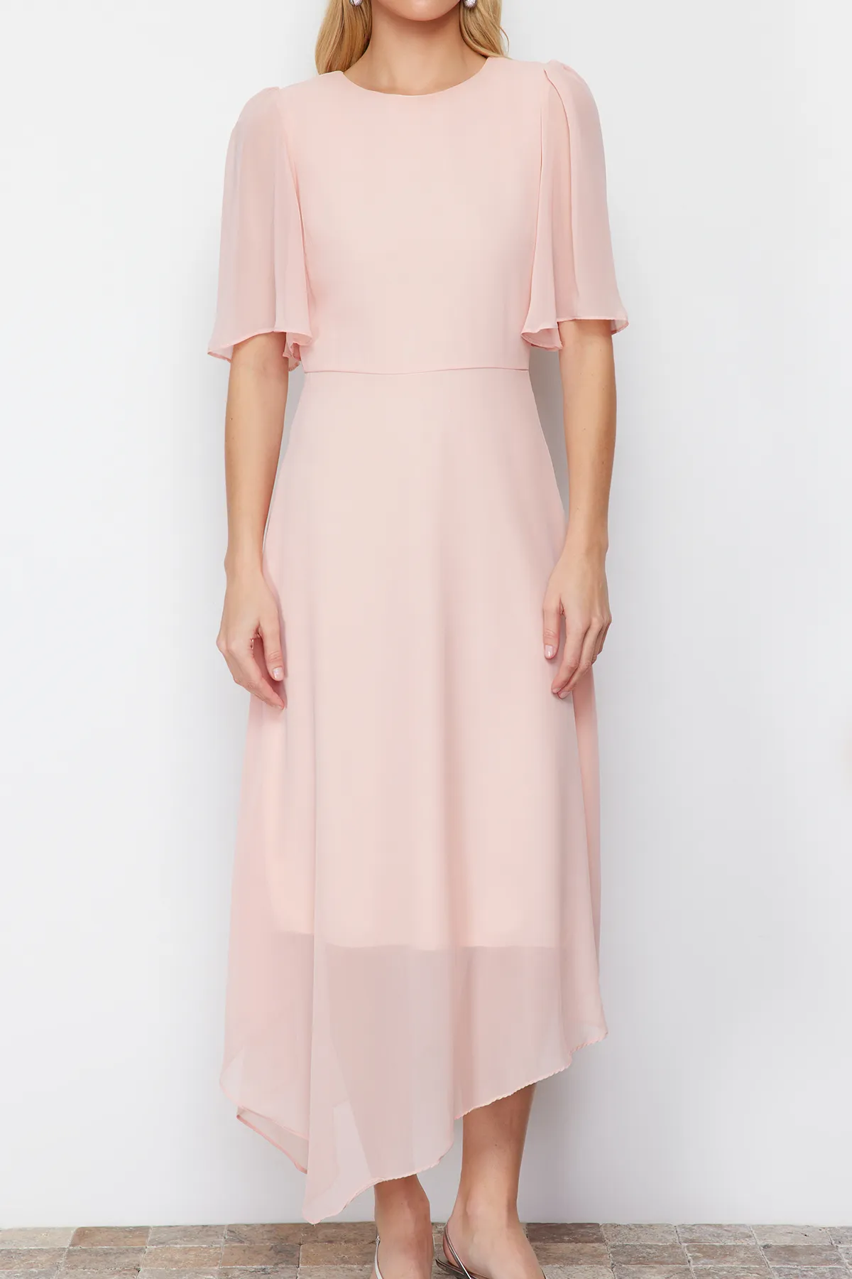 Trendyol Collection  Puderfarbenes, asymmetrisches Rock-Midikleid mit Chiffon-Futter und Webstoff TWOSS24EL00656
