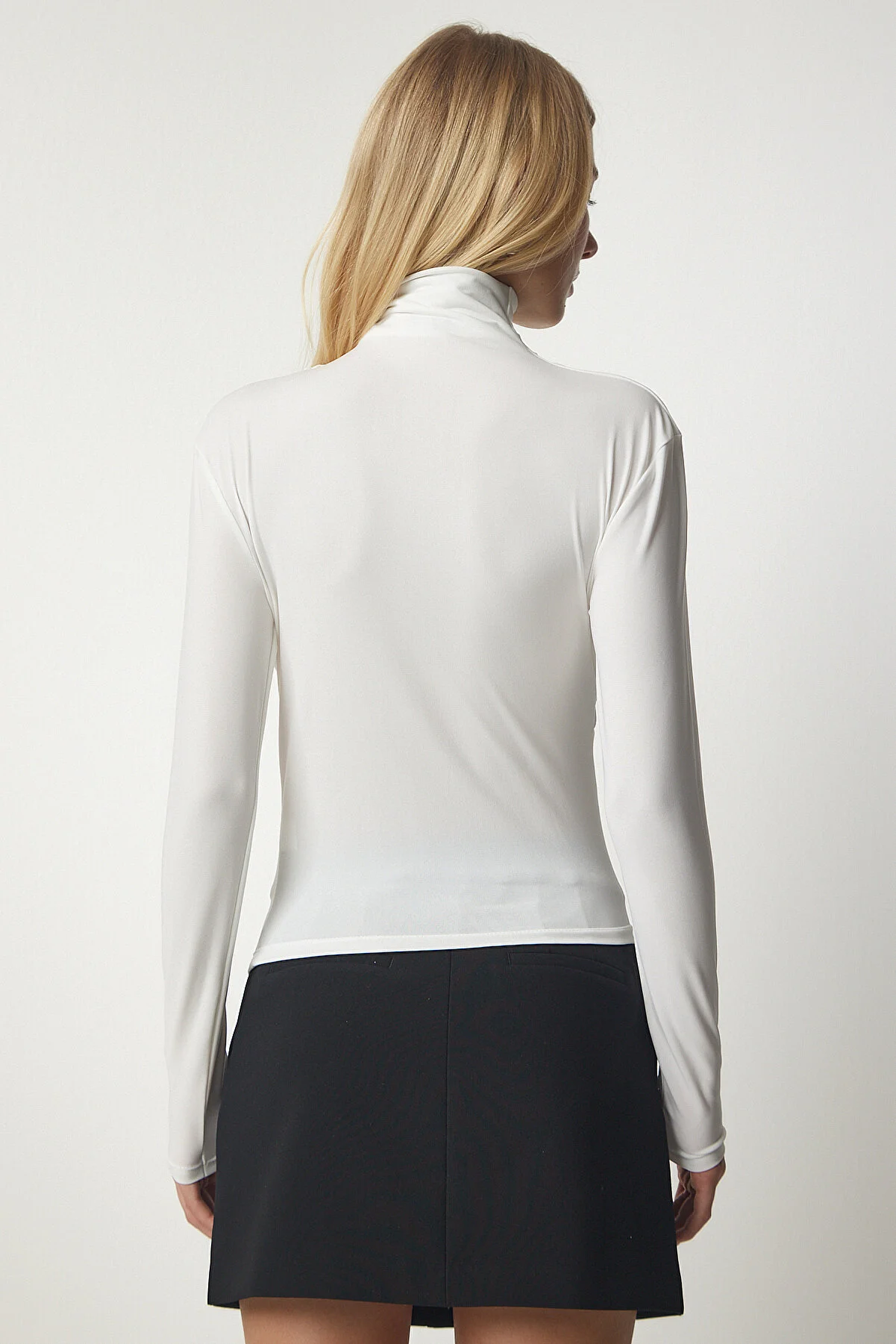 Happiness İstanbul  Ecrufarbene, detaillierte Sandy-Bluse mit hohem Kragen für Damen FF00135