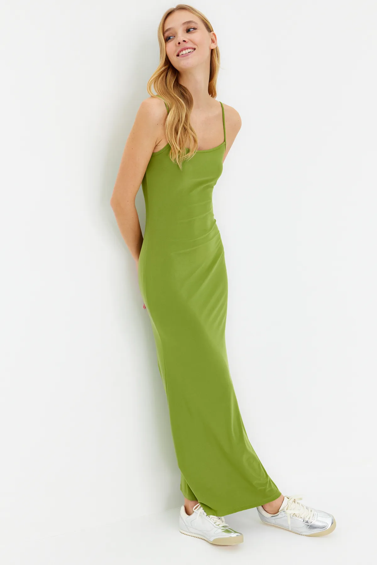Trendyol Collection  Grünes, tailliertes/tailliertes Träger-Maxi-Bleistiftkleid aus flexiblem Strick TWOSS23EL02435