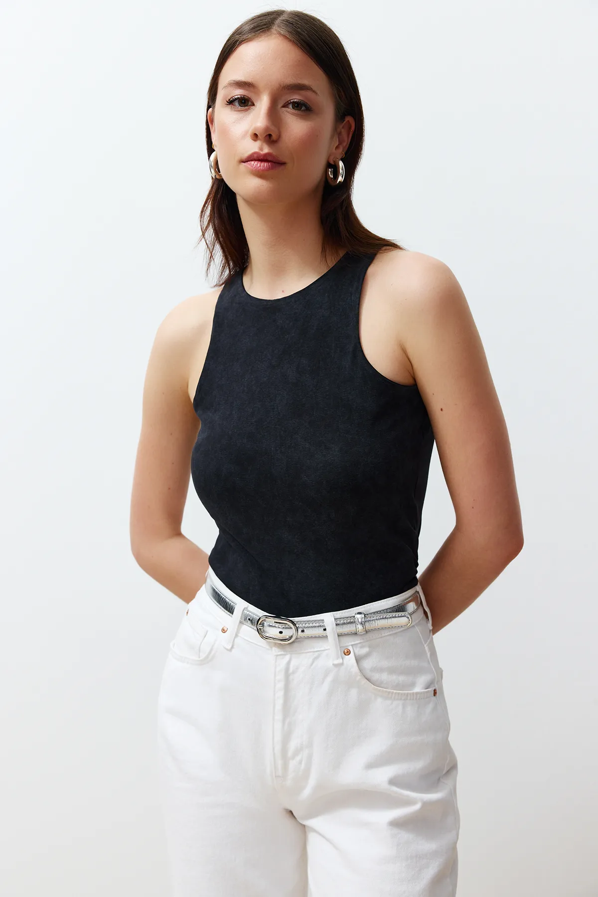 Trendyol Collection  Schwarzes Neckholder-Tanktop aus Baumwolle mit Antik-/Blasseffekt, eng anliegend/flexibel gestrickt, TWOSS23AL00069