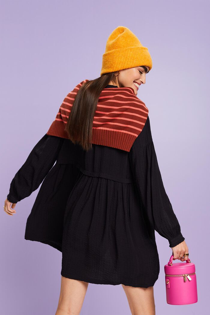 Strukturiertes Minikleid mit Rüschen-Details