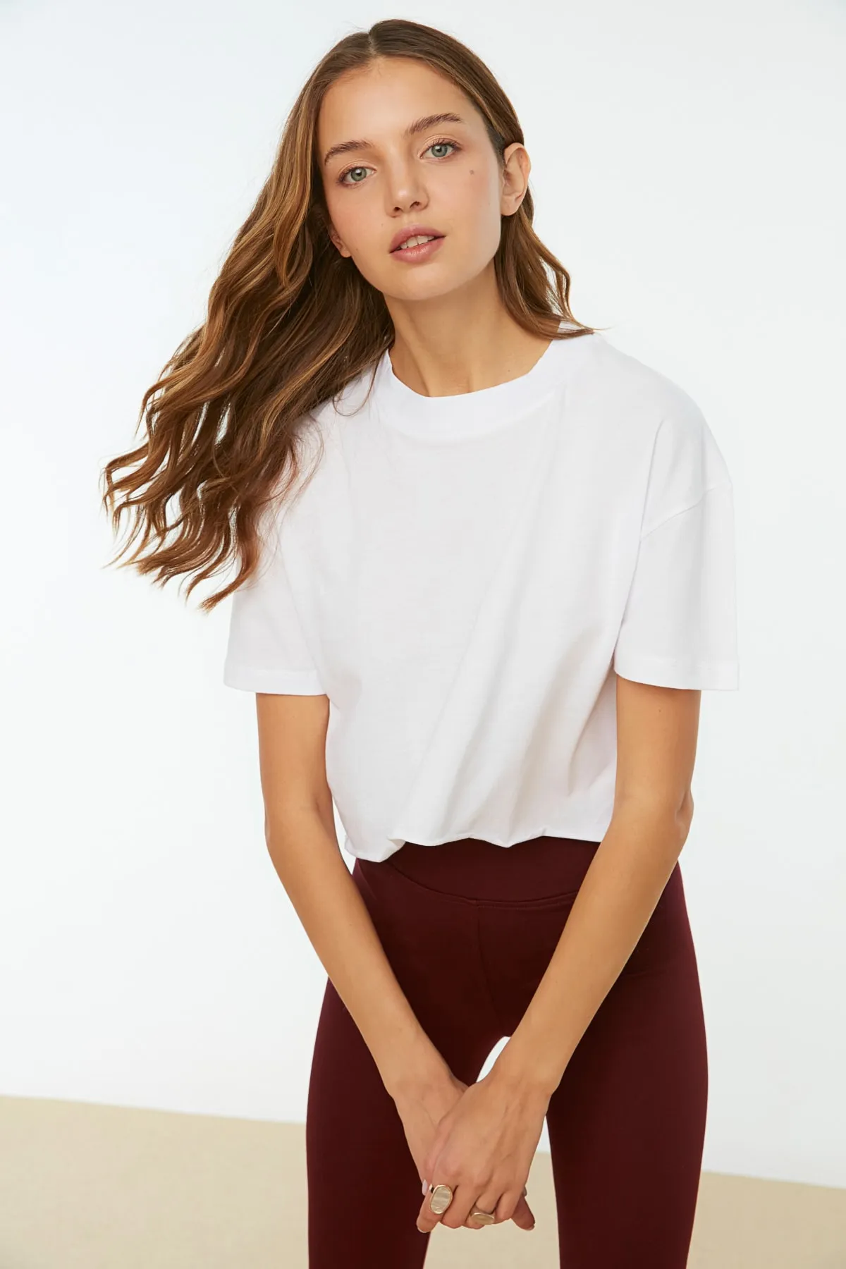 Trendyol Collection  Weißes, kurz geschnittenes Strick-T-Shirt aus 100 % Baumwolle mit Stehkragen TWOSS20TS0287