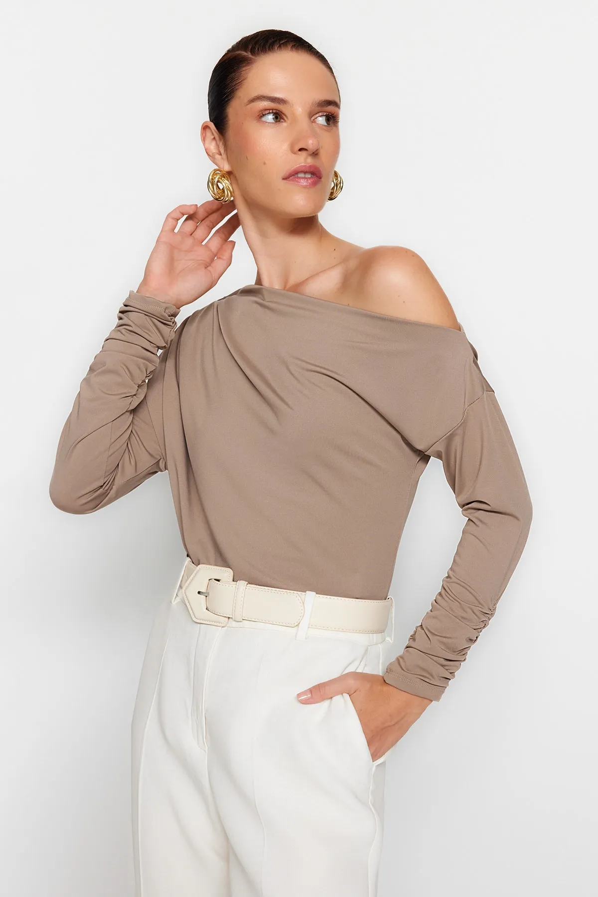 Trendyol Collection  Fließende, dehnbare Strickbluse mit asymmetrischem Kragen in Nerzfarben TWOAW21BZ1383