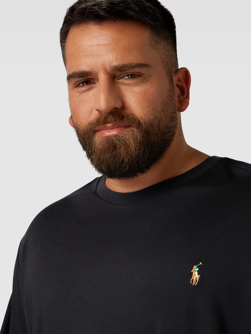 PLUS SIZE T-Shirt mit Label-Stitching in schwarz