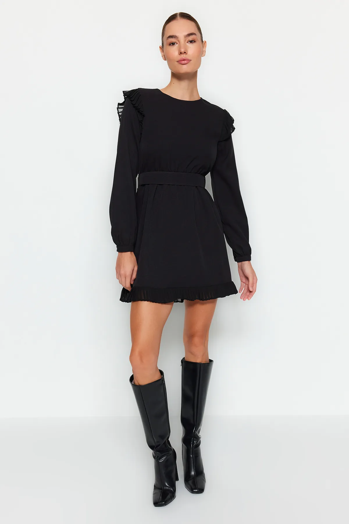 Trendyol Collection  Schwarzes, gewebtes Kleid mit Rüschen und Gürtel TWOAW24EL00588