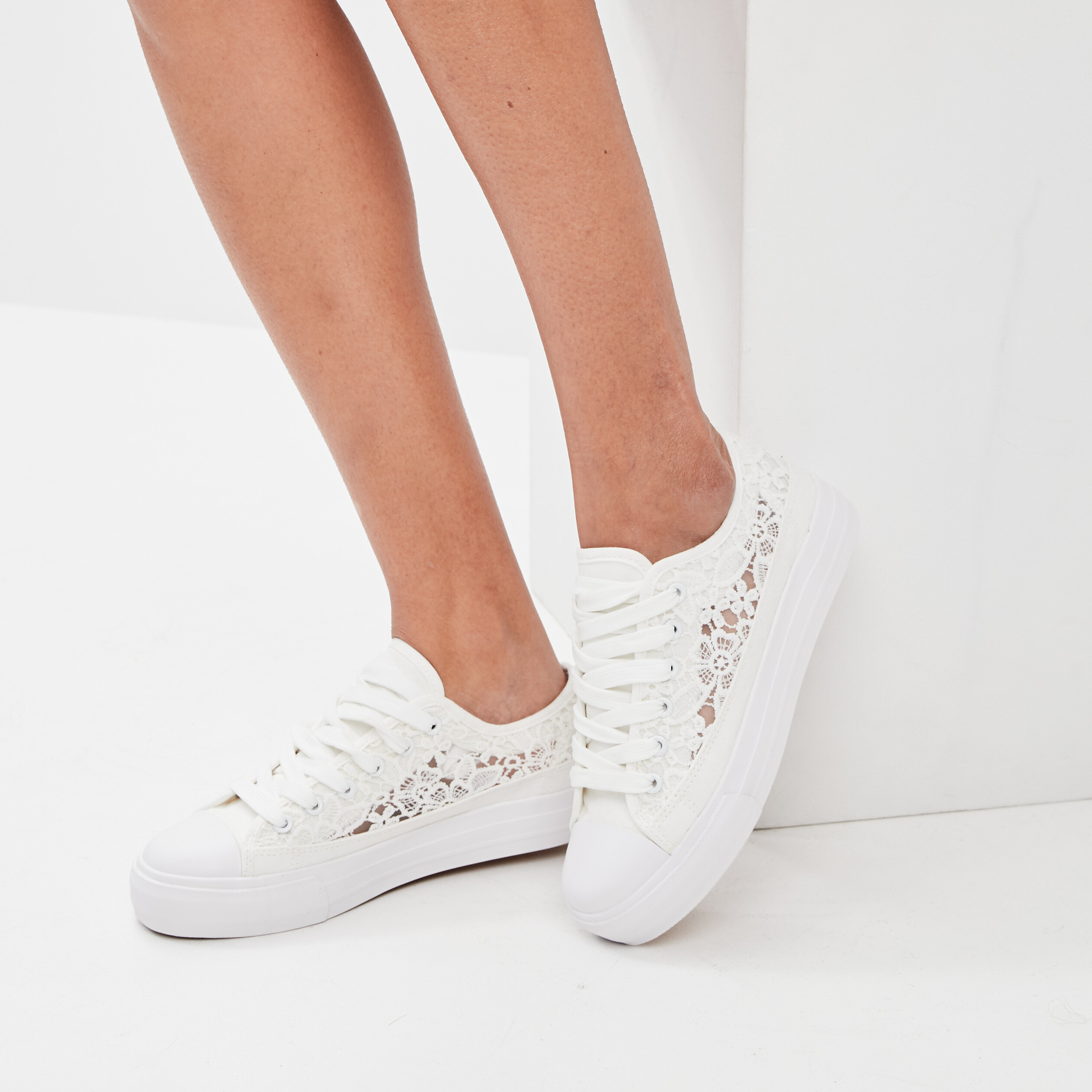 Tennis en toile avec guipure Liberto blanc femme | La Halle