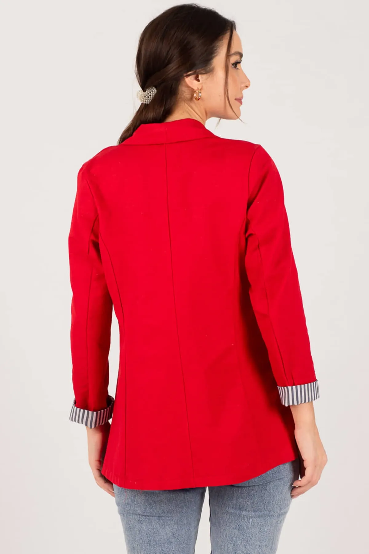 armonika  Gestreifte Damenjacke mit roten Ärmeln und einem Knopf ARM-22K001122