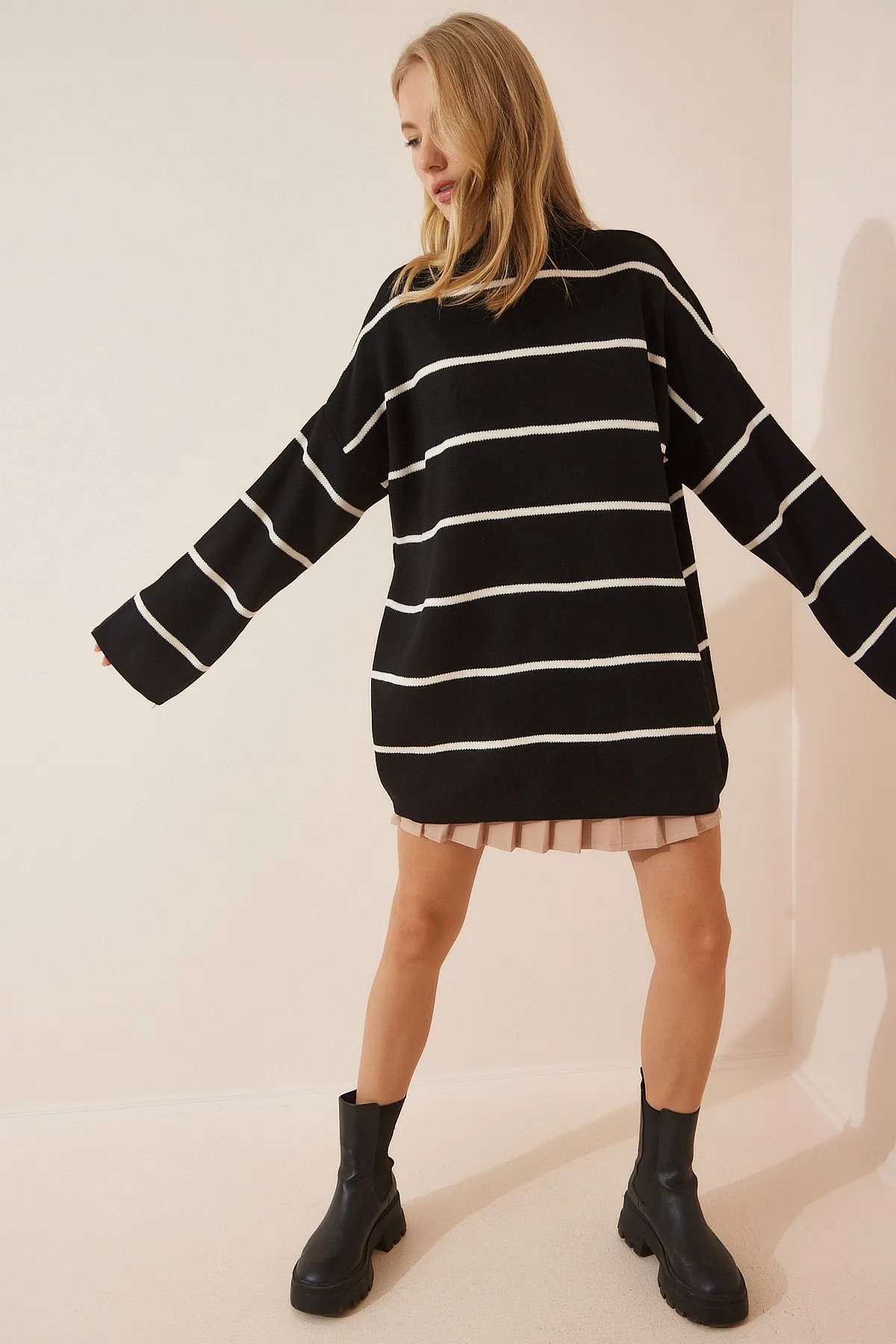 Happiness İstanbul  Schwarzes, gestreiftes, langes Oversize-Sweatshirt aus Strick für Damen YY00087