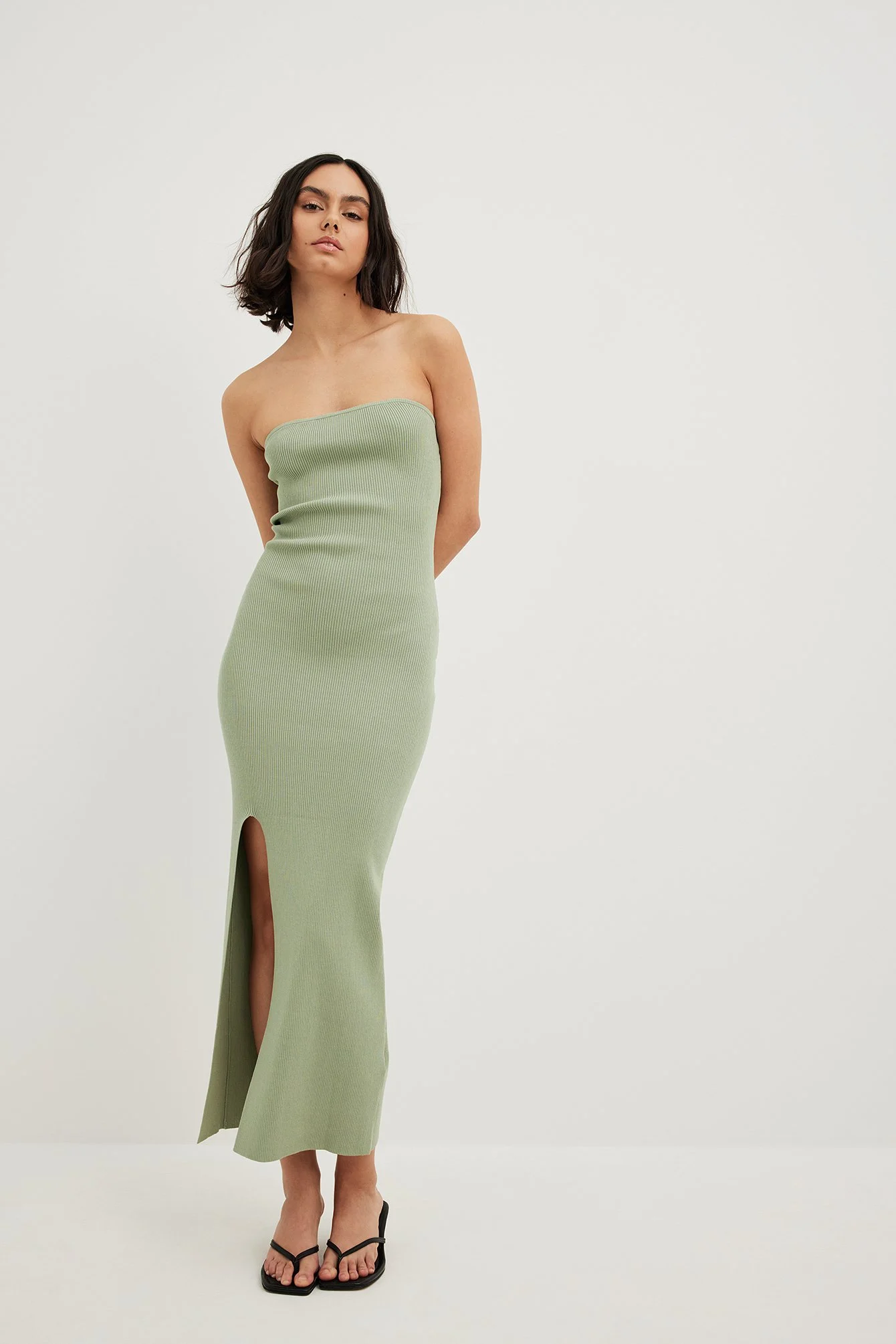 Feingestrickter, hoch geschlitztes Schlauchkleid