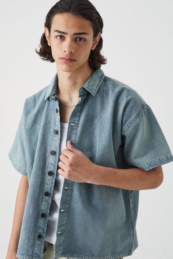 Kurzärmliges kastiges Jeanshemd