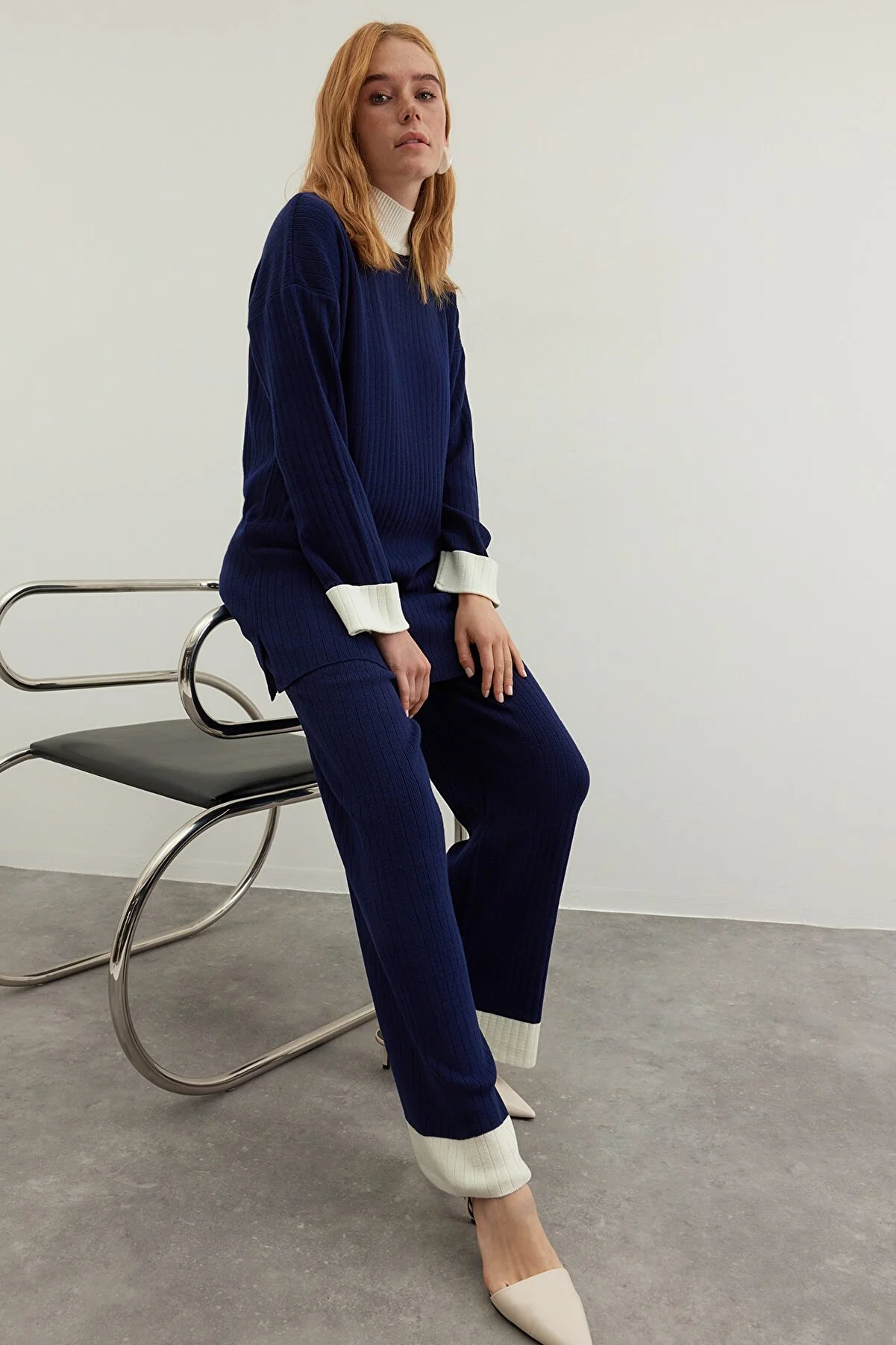 Trendyol Modest  Marineblaues Strickset mit Stehkragen und Farbblock-Muster, gerippter Pullover und Hose TCTAW22US0080
