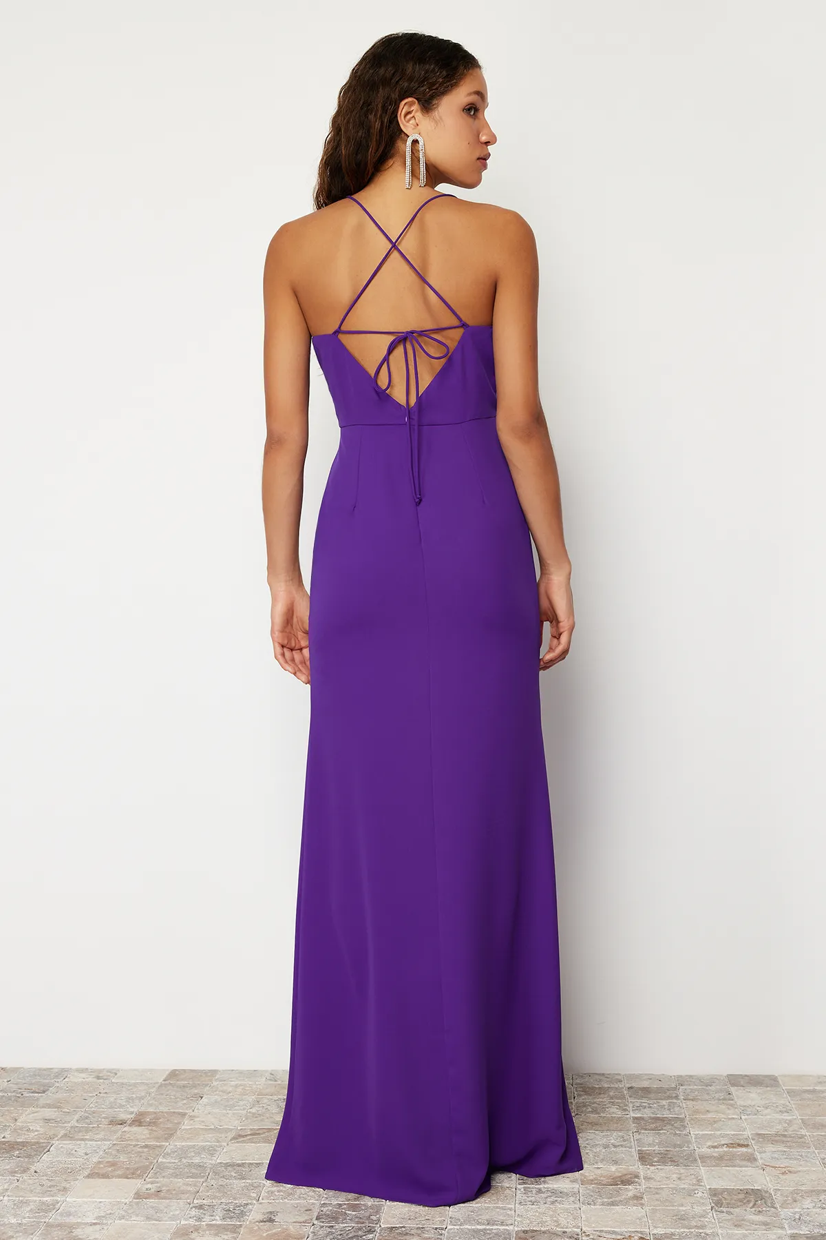 Trendyol Collection  Langes Abendkleid mit lila Paspelierung auf der Rückseite TPRSS22AE0012