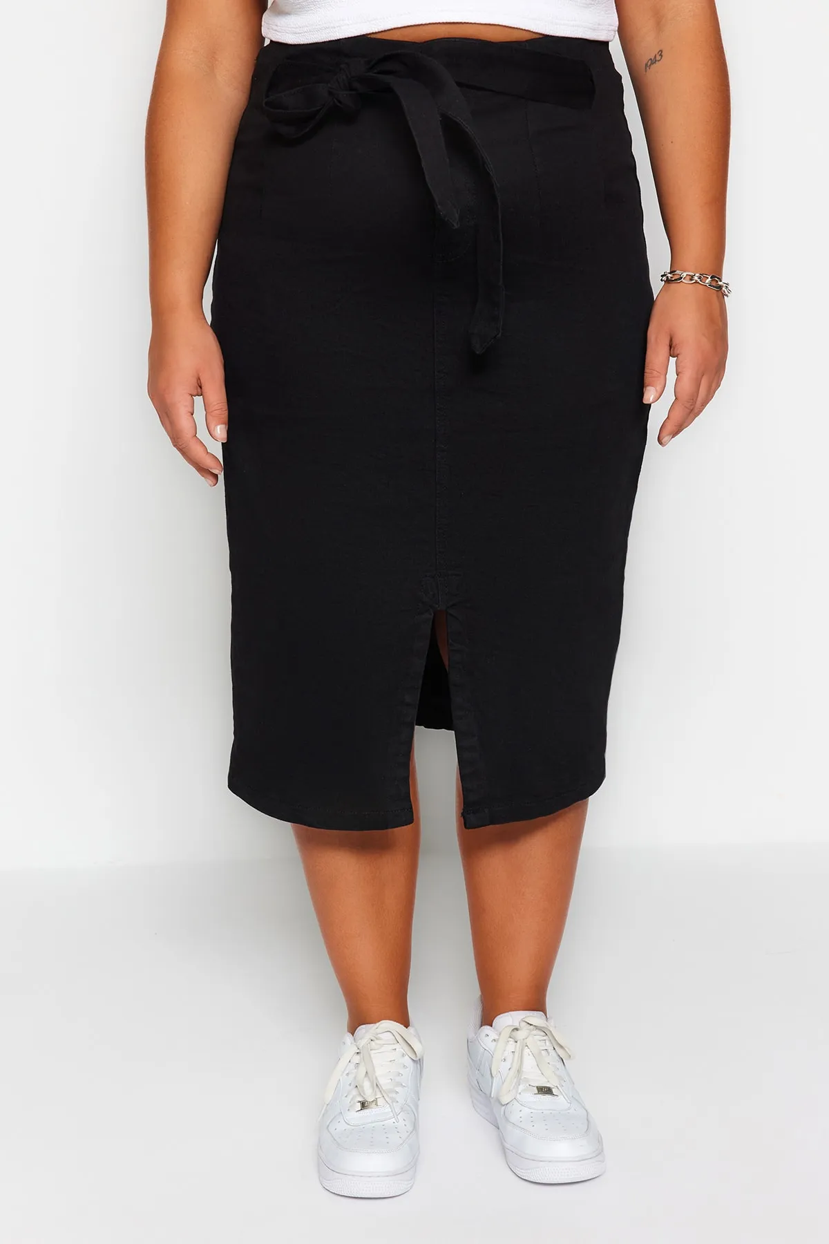 Trendyol Curve  Schwarzer, gerader Rock mit Schlitz und hohem Bund und Gürtel TBSSS23AZ00017