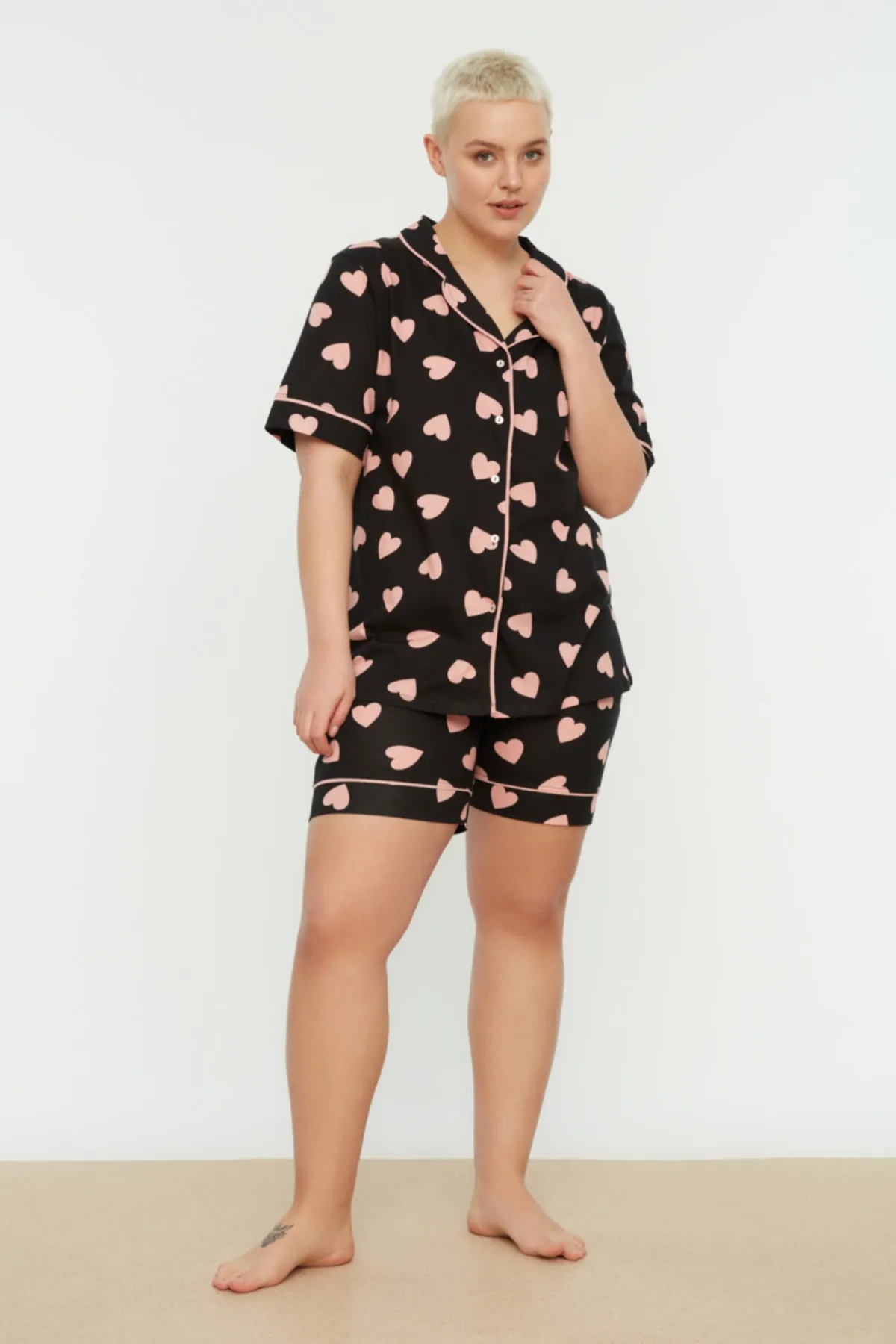Trendyol Curve  Mehrfarbiges Pyjama-Set mit Herzmuster und Strickpaspelierung TBBSS22PT0224