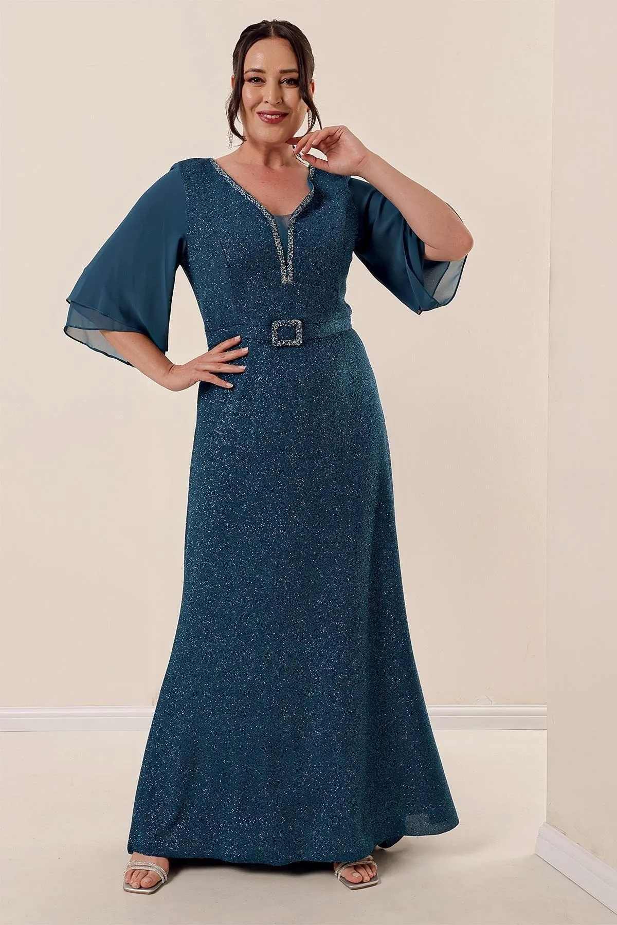 By Saygı  Silbernes langes Kleid mit V-Ausschnitt vorne und hinten, Chiffonärmeln, gefütterter Schnalle und Übergröße