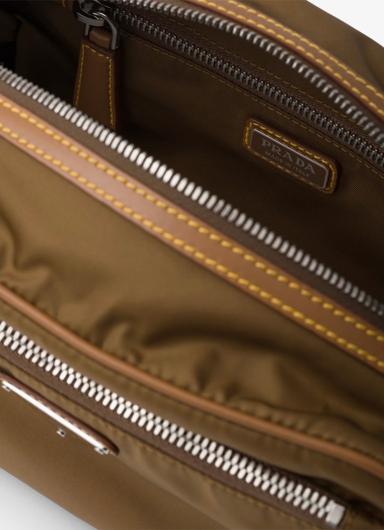 Geantă de toaletă Prada Re-Nylon cu detalii din piele