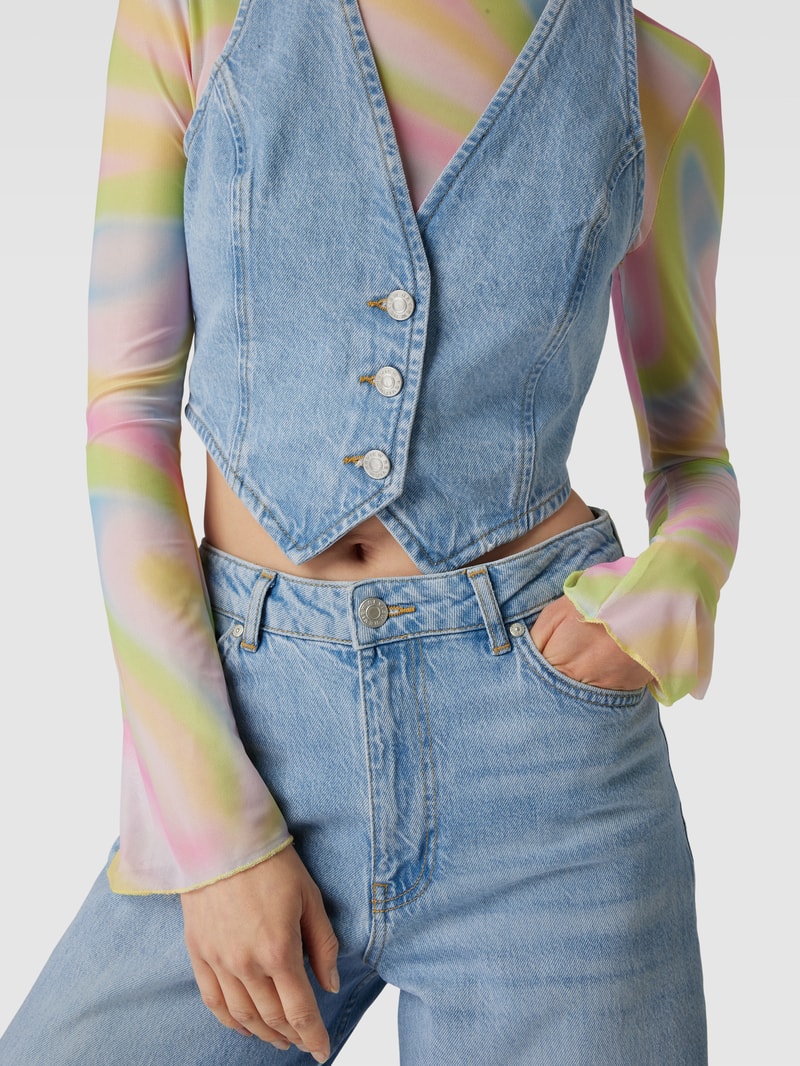 Jeansweste mit Ziernähten in hellblau