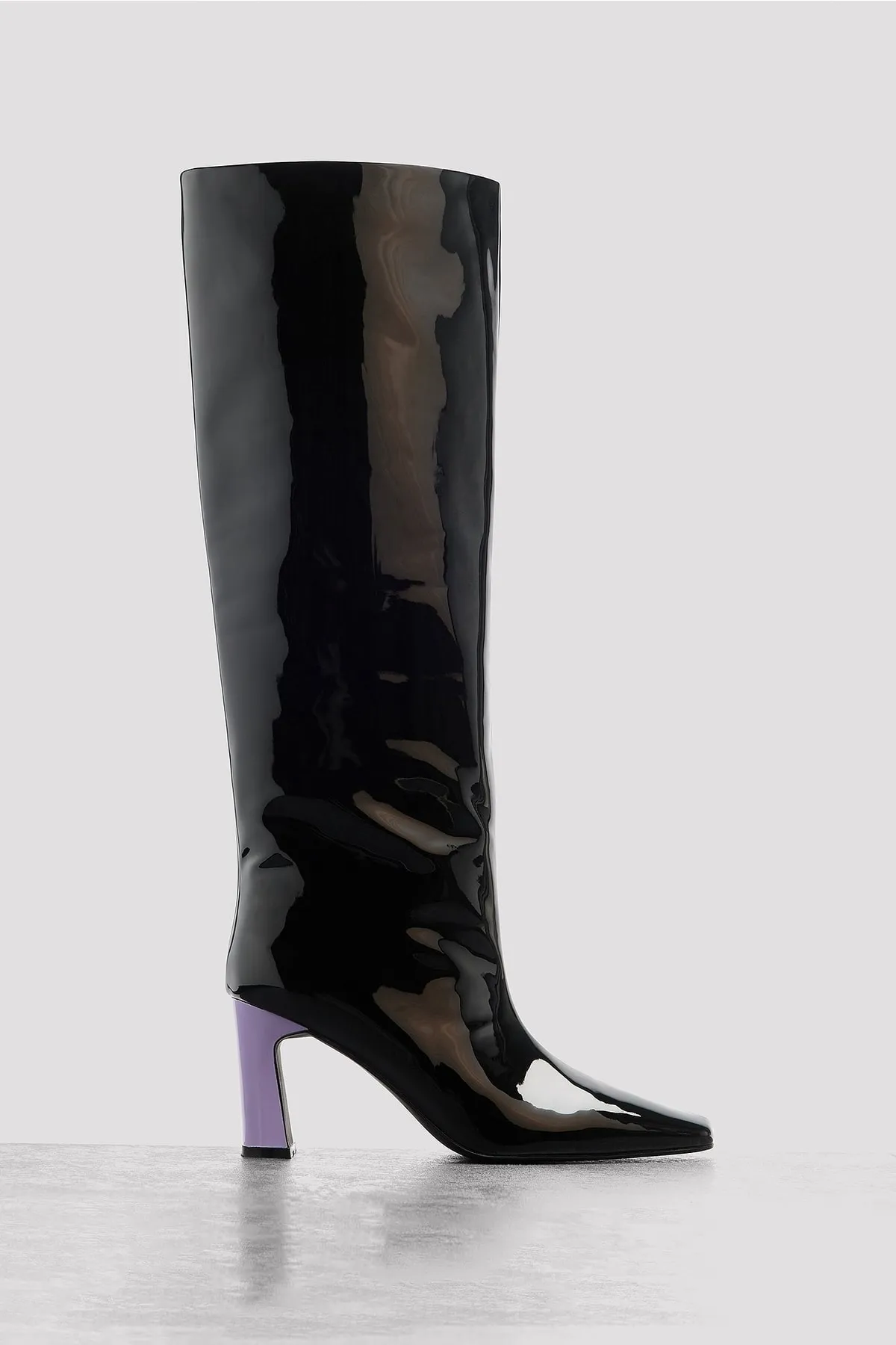 NA-KD  Lackstiefeletten mit kontrastierendem Absatz