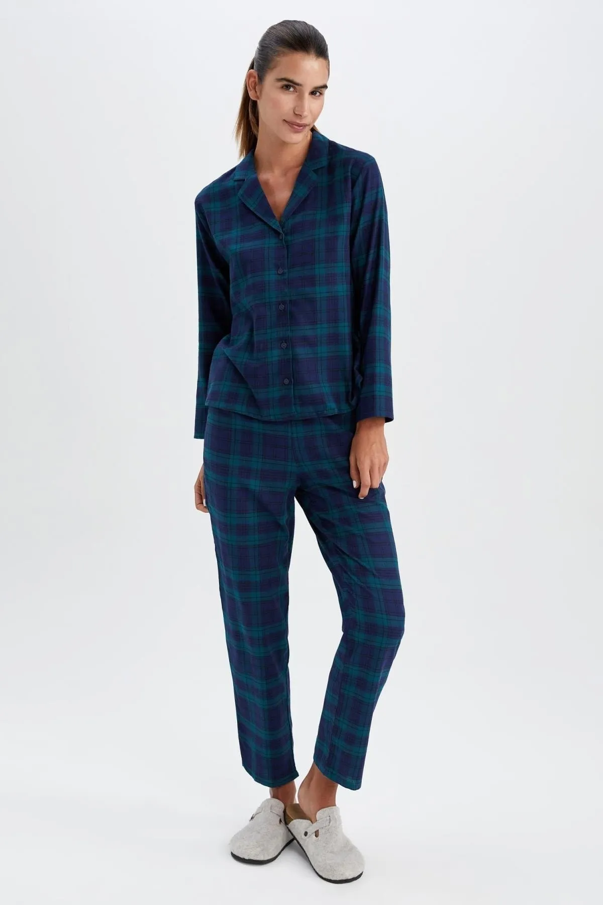 DeFacto  Pyjama-Set aus kariertem Flanell mit „Fall In Love“-Pyjama-Kragen mit Neujahrsmotiv