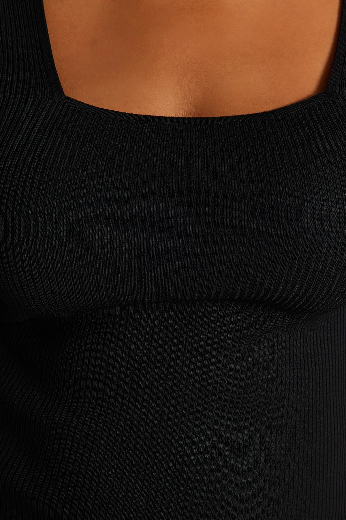 Trendyol Curve  Schwarzes, figurbetontes Strickkleid mit eckigem Kragen TBBAW24AH00005
