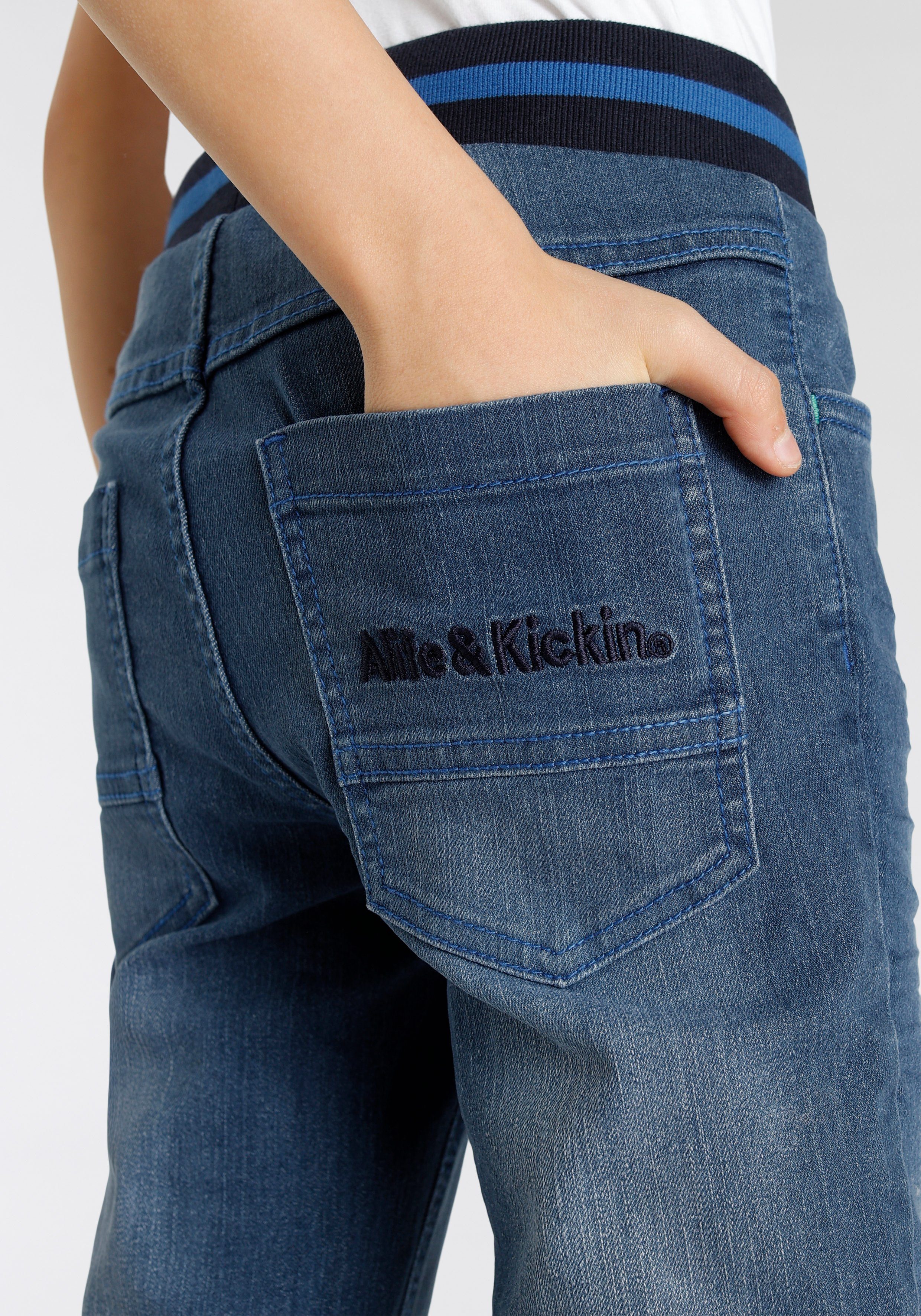 Alife & Kickin Schlupfjeans Denim Logo-Stickerei auf Po-Tasche
