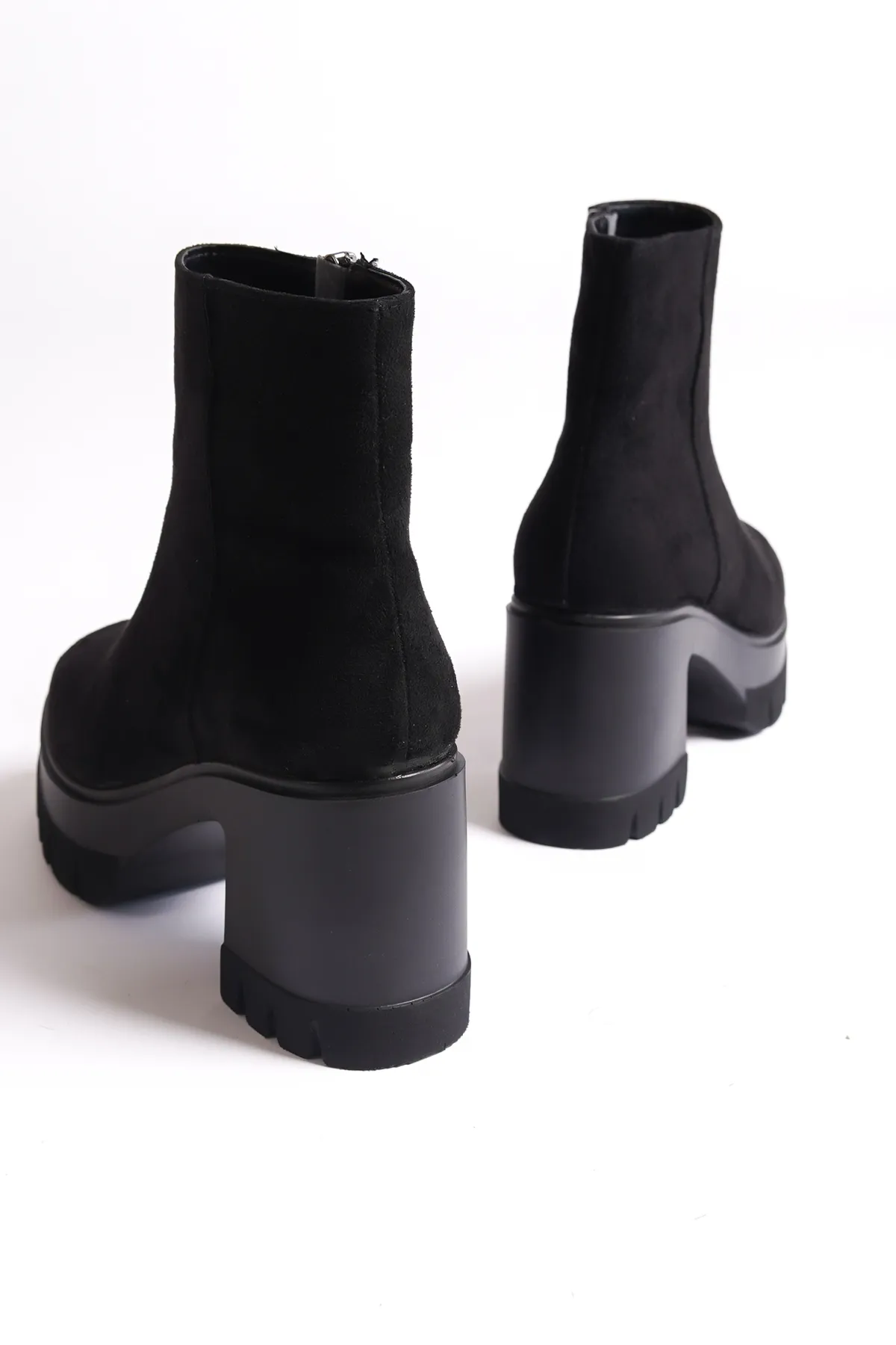 Capone Outfitters  Damenstiefel mit runder Spitze und seitlichem Reißverschluss und mittelhohem Absatz