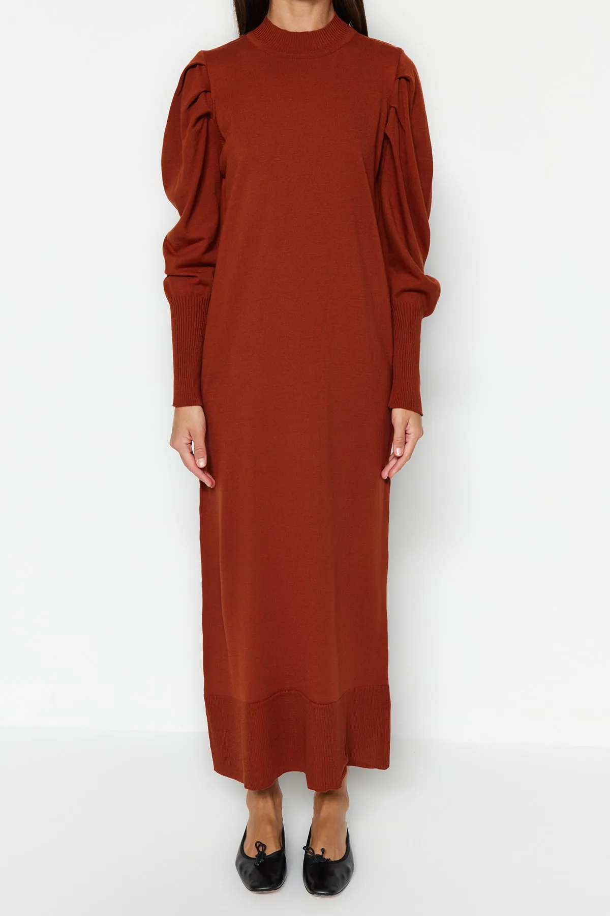 Trendyol Modest  Gerafftes Strickkleid mit gefliestem Rundhalsausschnitt und Schultern TCTAW23EB00047