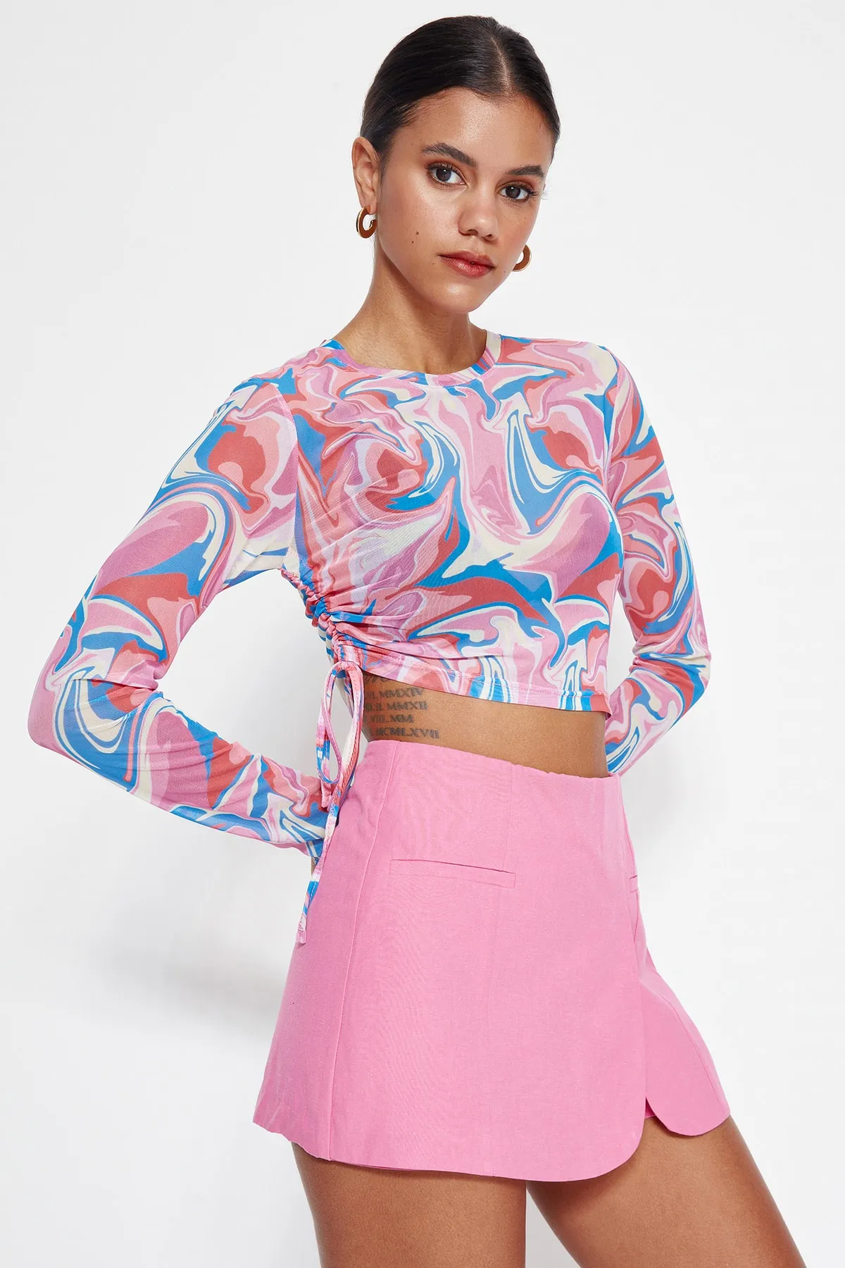 Trendyol Collection  Mehrfarbig bedruckte, geraffte, detaillierte Basic-Crop-Strickbluse mit Rundhalsausschnitt und flexiblem Tüll TWOSS23BZ00687