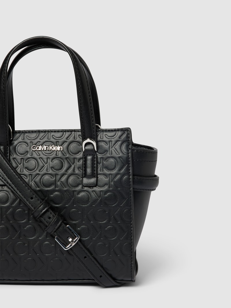 Umhängetasche mit Allover-Label-Prägung in schwarz