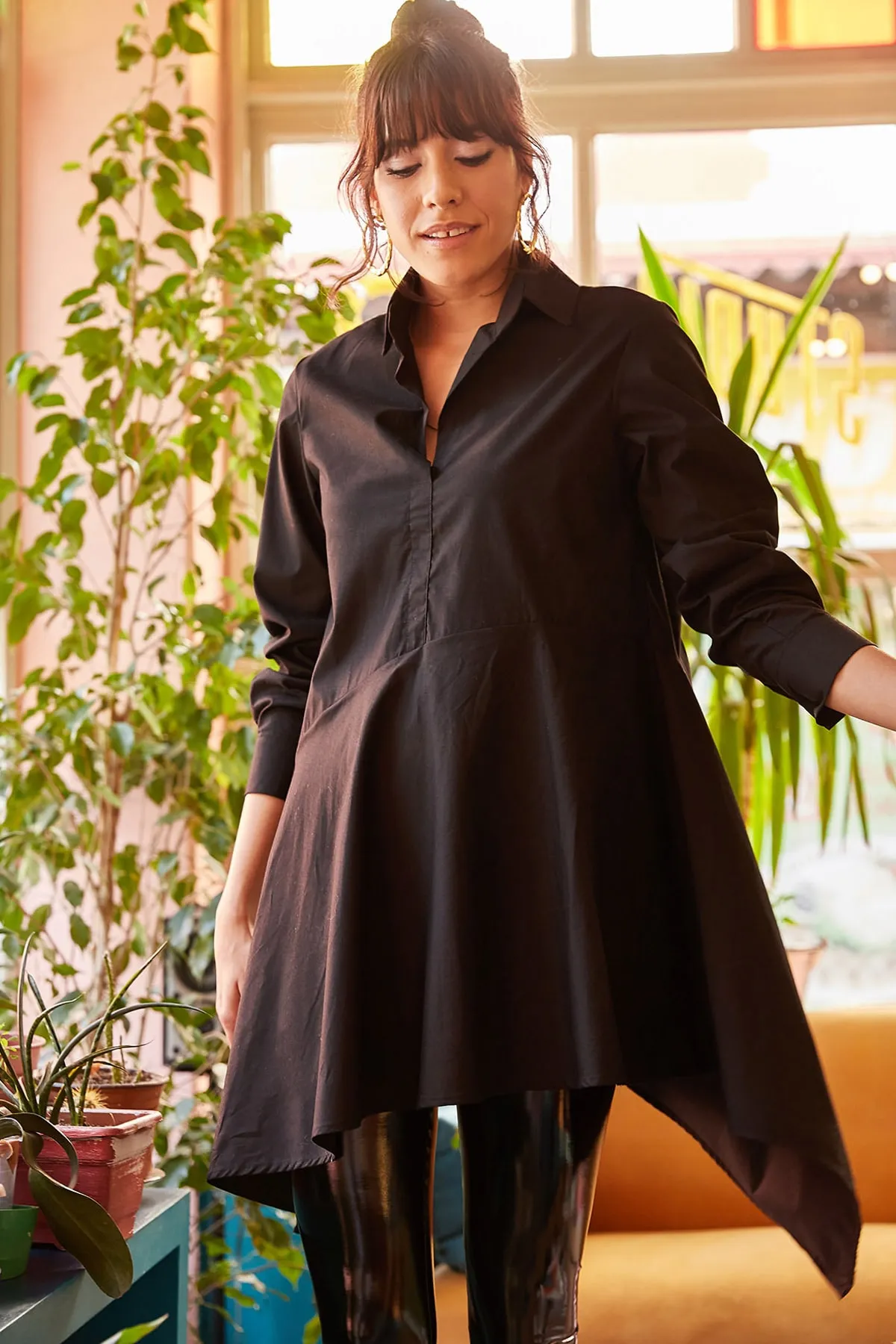 Olalook  Schwarze asymmetrische Tunika mit Hemdkragen für Damen TNK-19000034