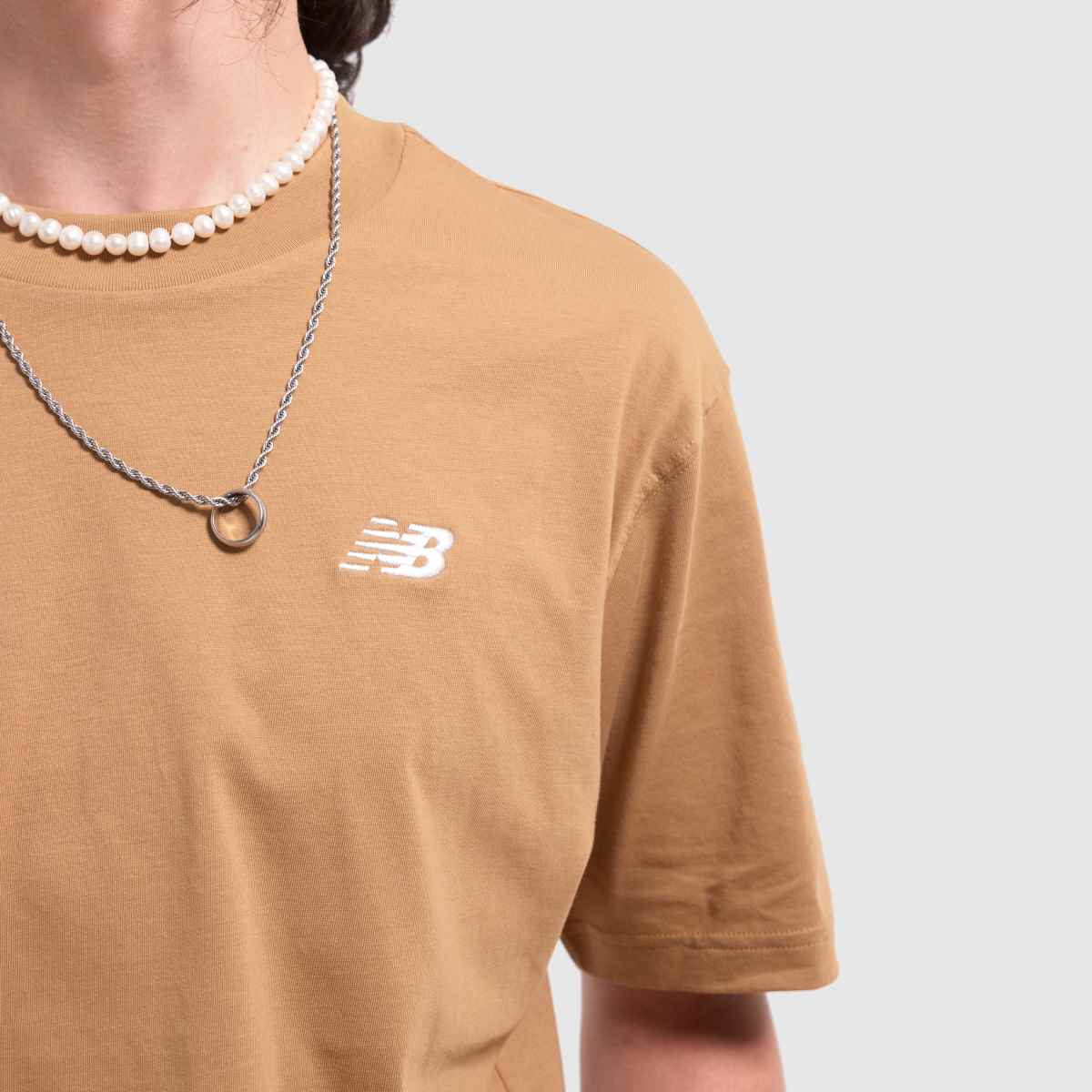 New Balance – Brun t-shirt i bomull med sportmönster