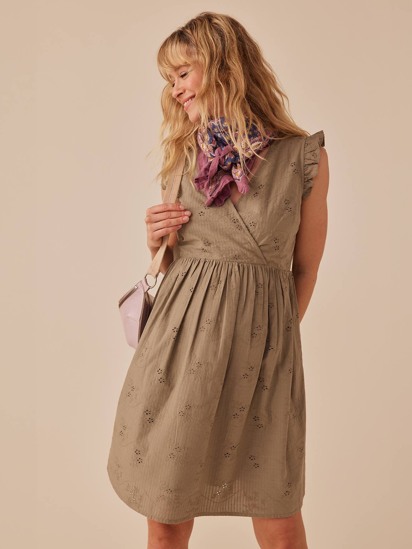 Envie de Fraise Kurzes Kleid für Schwangerschaft & Stillzeit ENVIE DE FRAISE, Lochstickereien - khaki