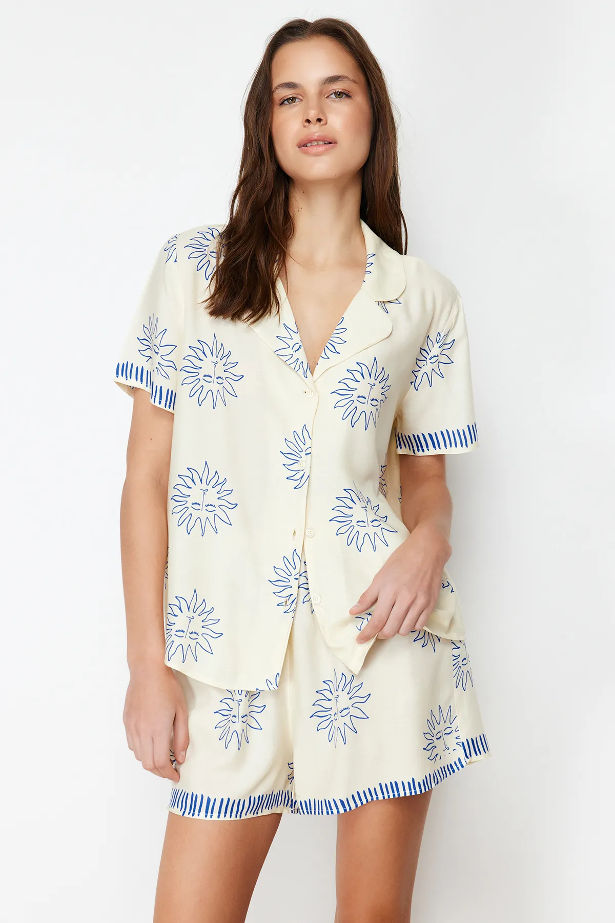 Trendyol Collection  Pyjama-Set aus gewebter Viskose mit Galaxy-Muster in Ecru-Marineblau THMSS24PT00009